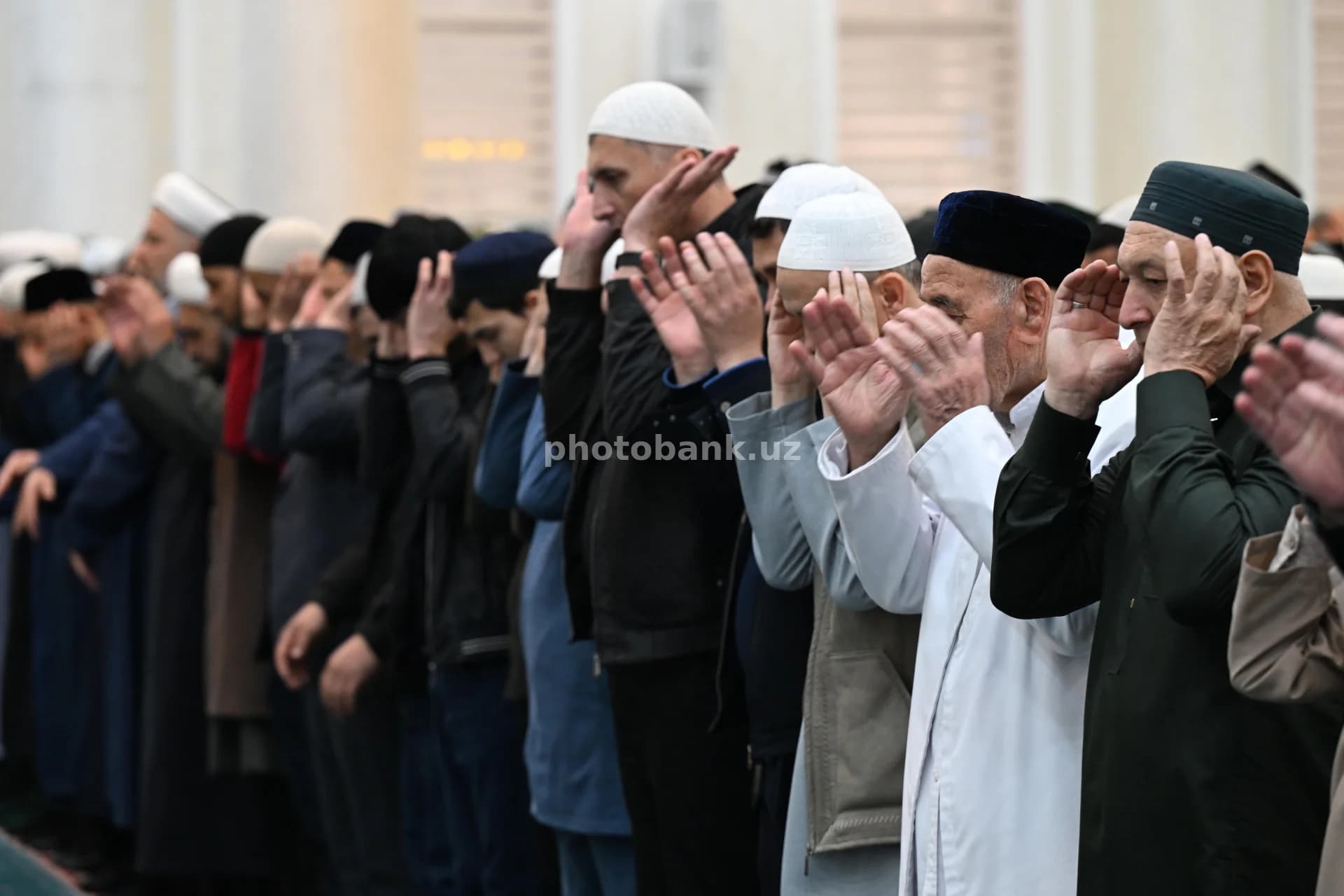 masjidda namoz oʻqiyotgan erkaklar