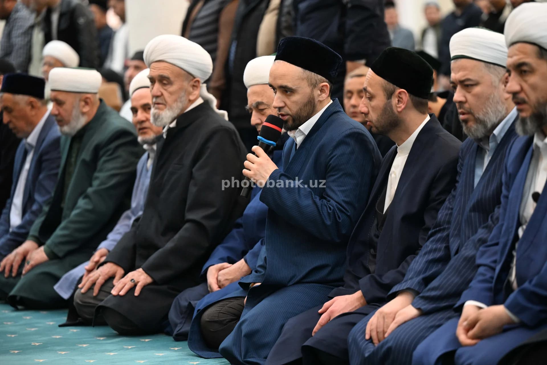 Rasmiy yigʻilishda ishtirok etayotgan diniy rahbarlar