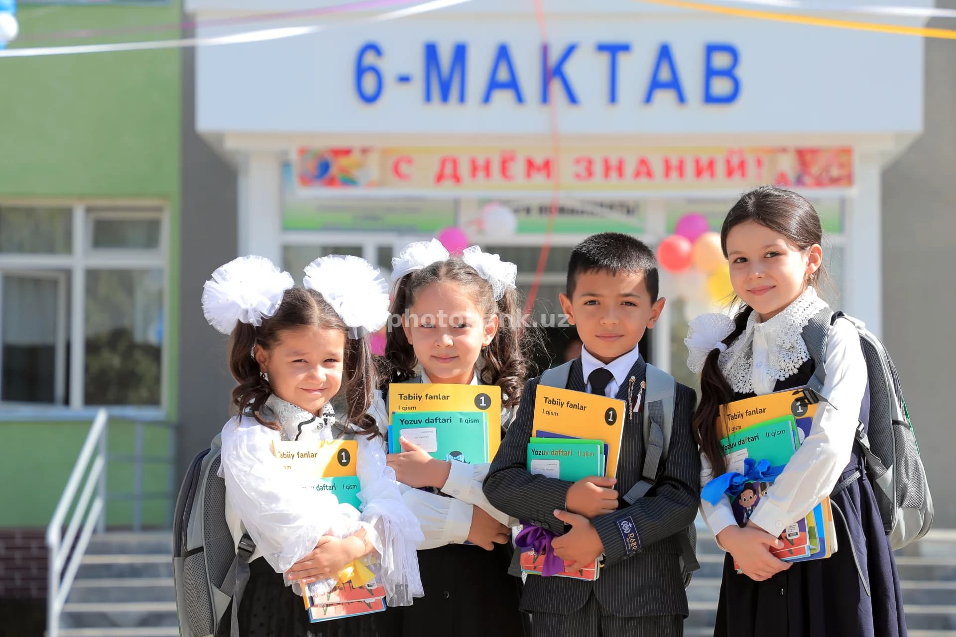 Maktab darsliklari bilan boshlangʻich sinf oʻquvchilari