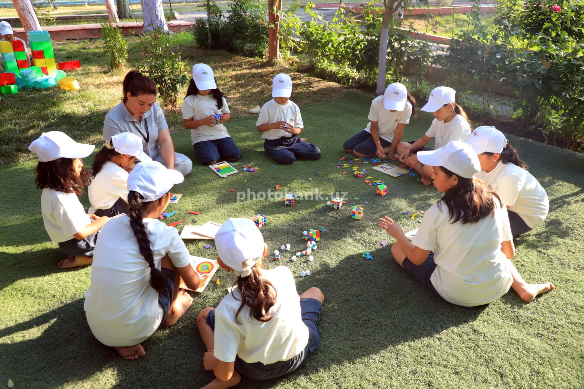 Дети, играющие в учебные головоломки