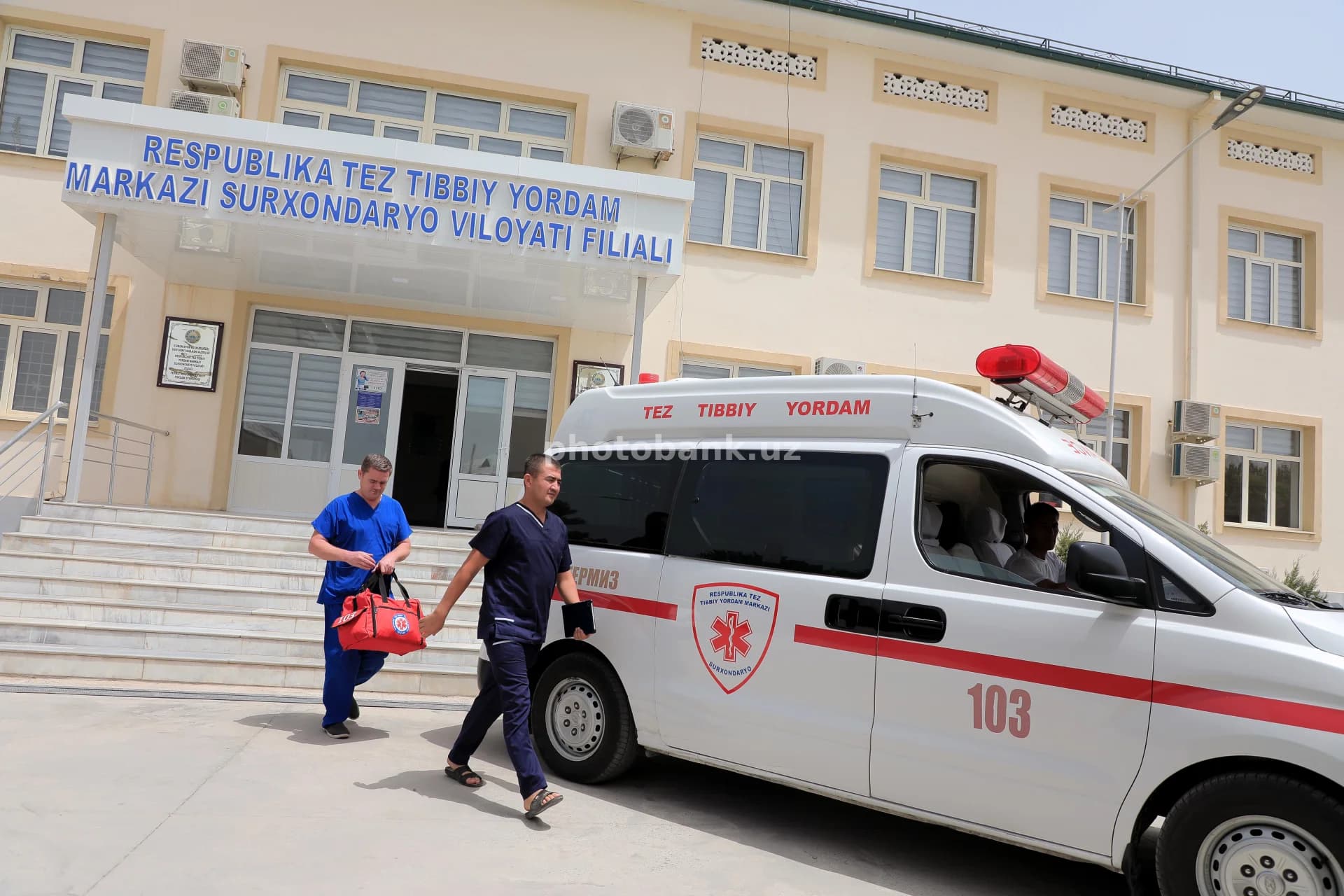 Tibbiyot xodimlari tez yordamga bormoqda