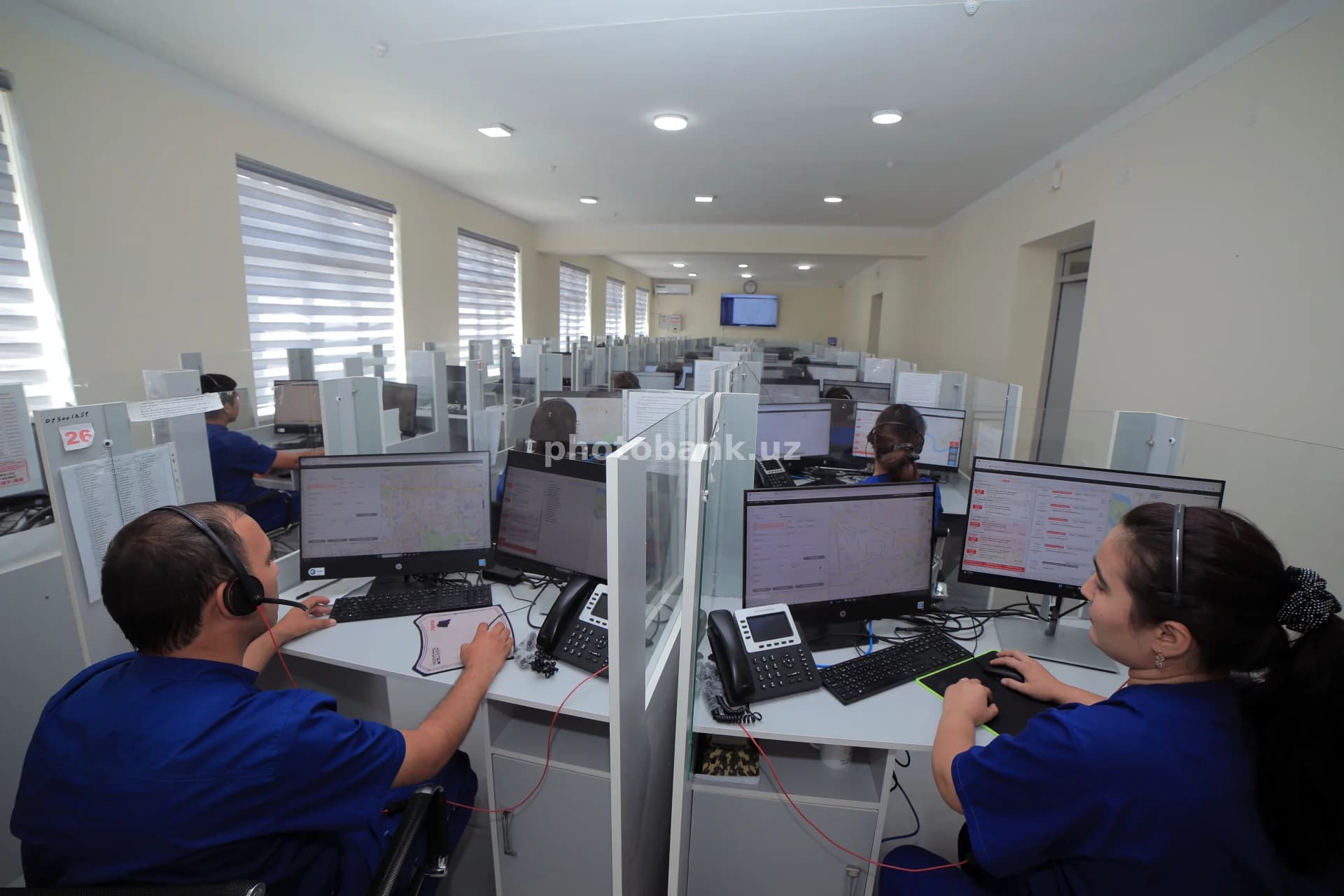 call-markazda ishlovchi operatorlar