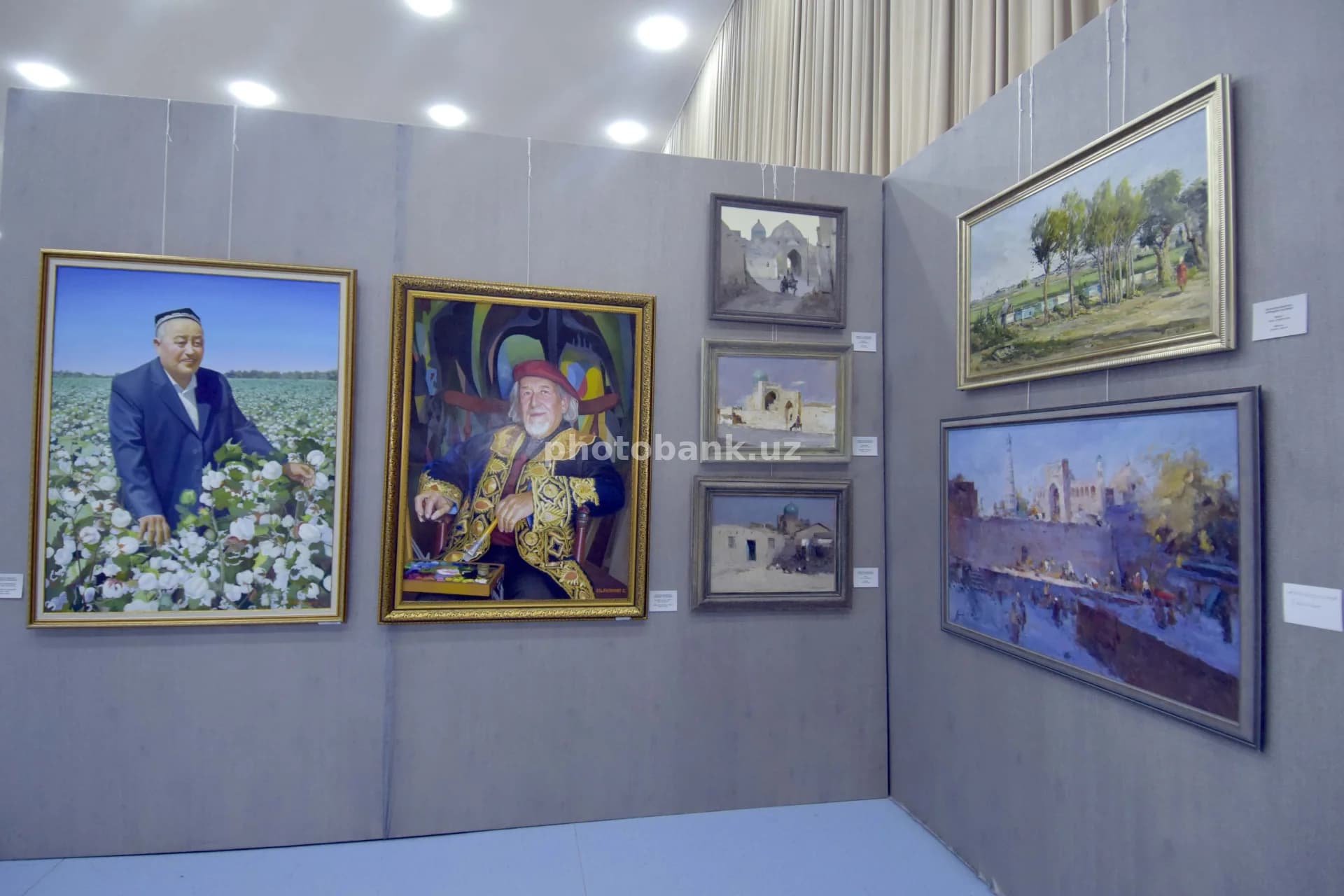 Tashrif buyuruvchilar galereyadagi rasmlarni tomosha qilishadi