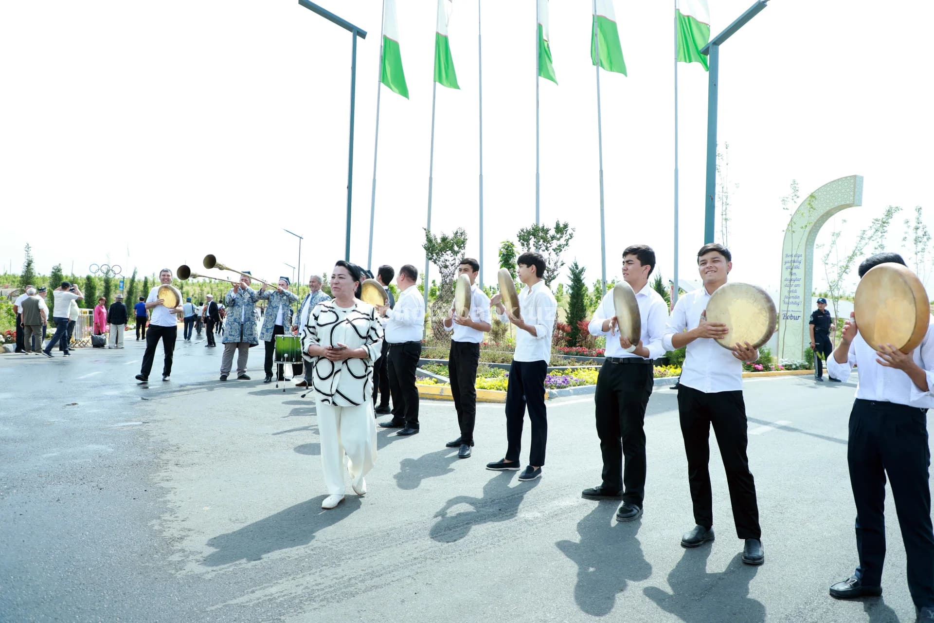 Musiqachilar ochiq havoda chiqish qiladi