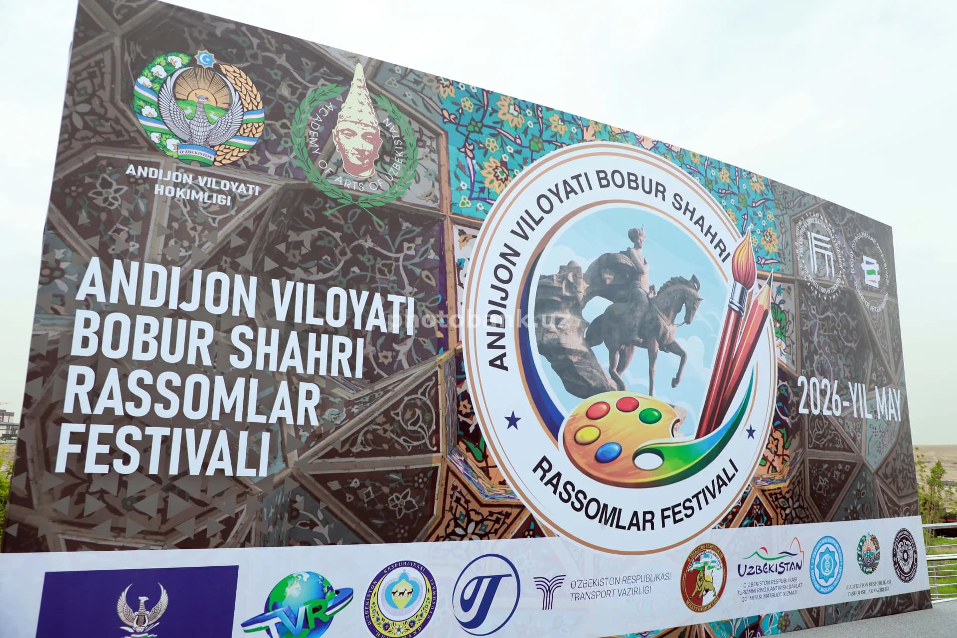 Katta bilbord sanʼat festivalini targʻib qiladi
