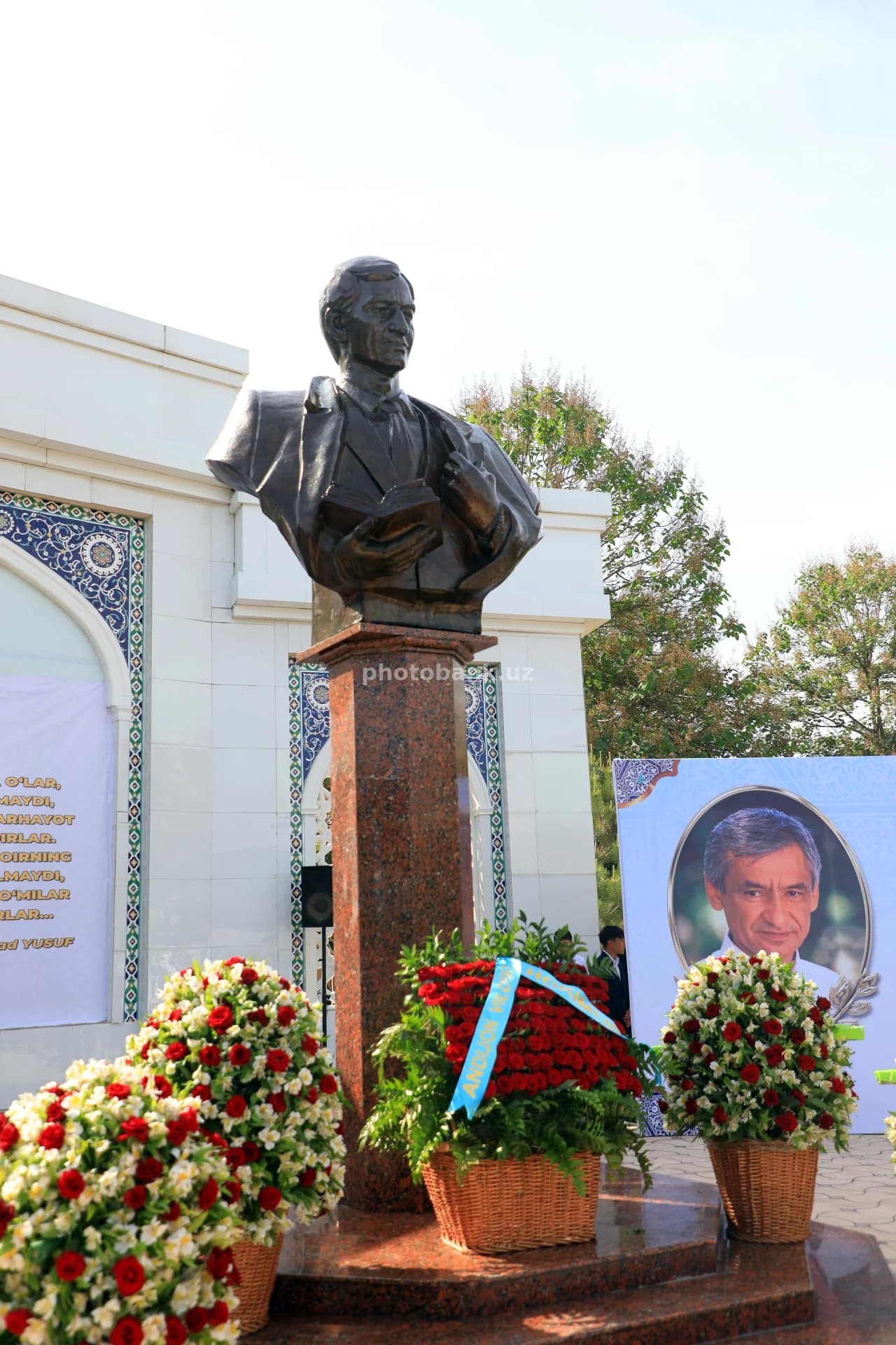 Xalq yodgorlik oldida xotirani eʼzozlaydi