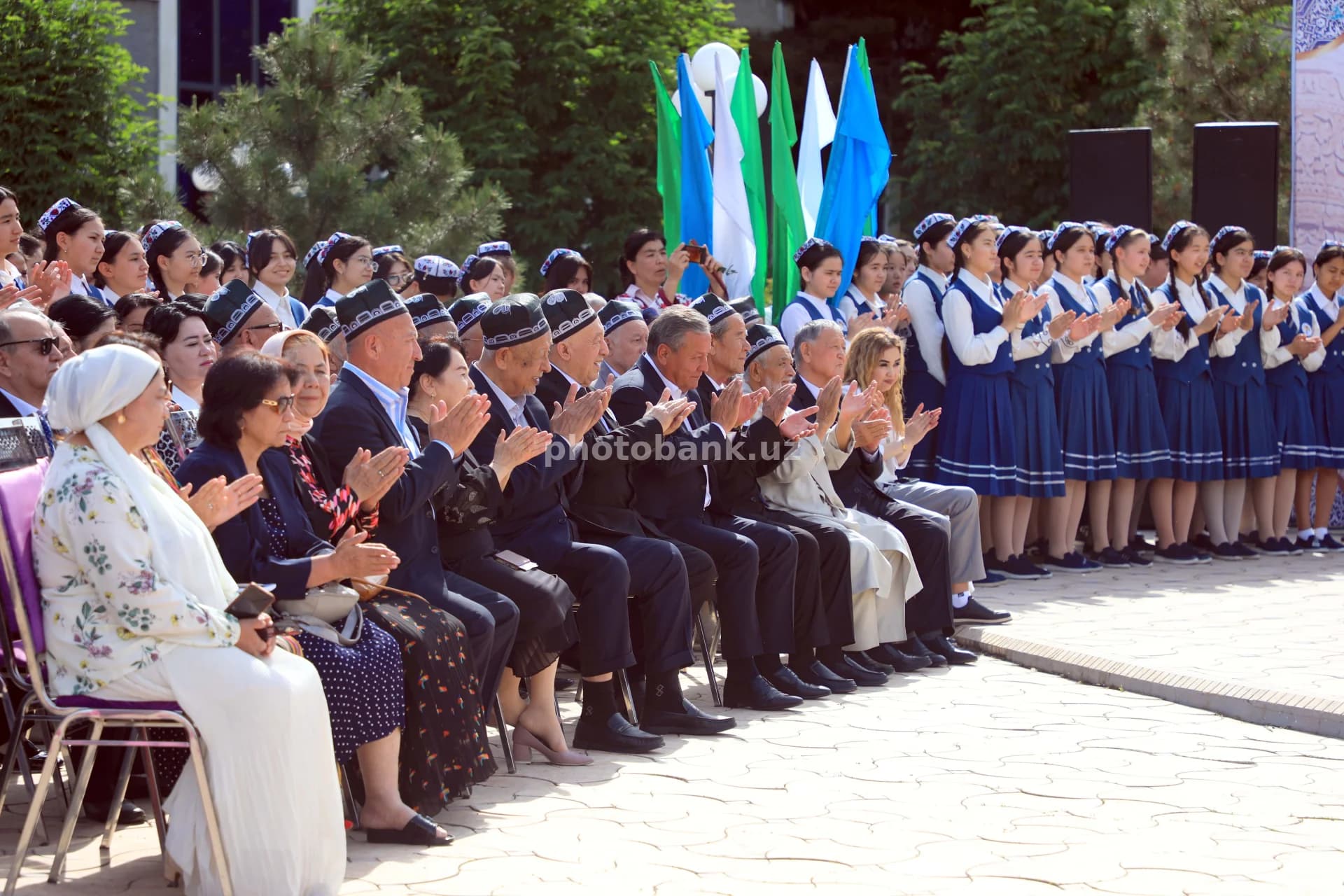 Odamlar ochiq marosimda qarsak chalmoqda