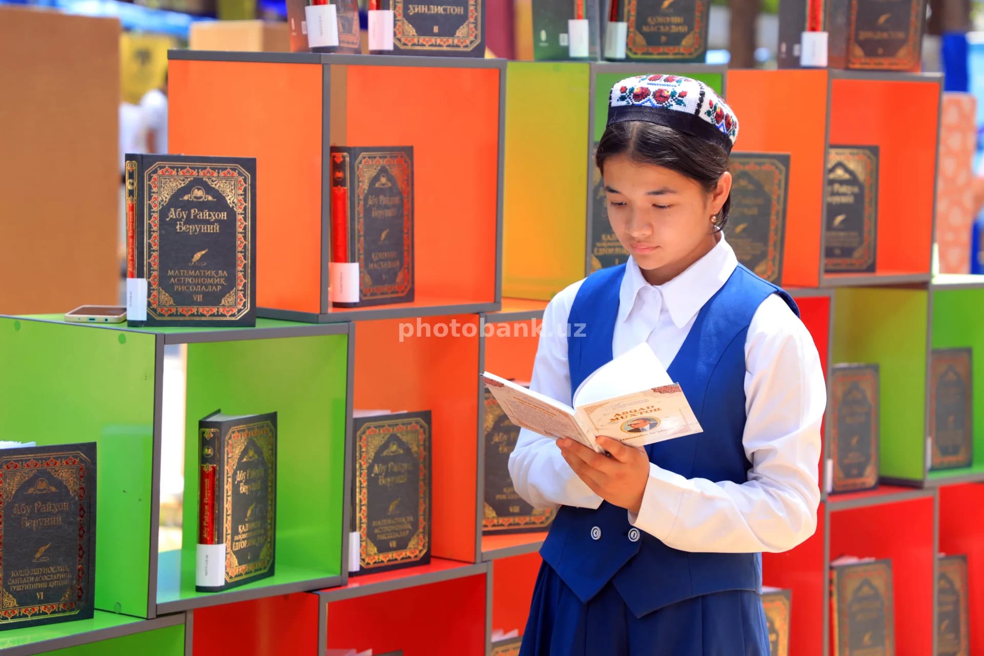 Маленький ученик читает книгу