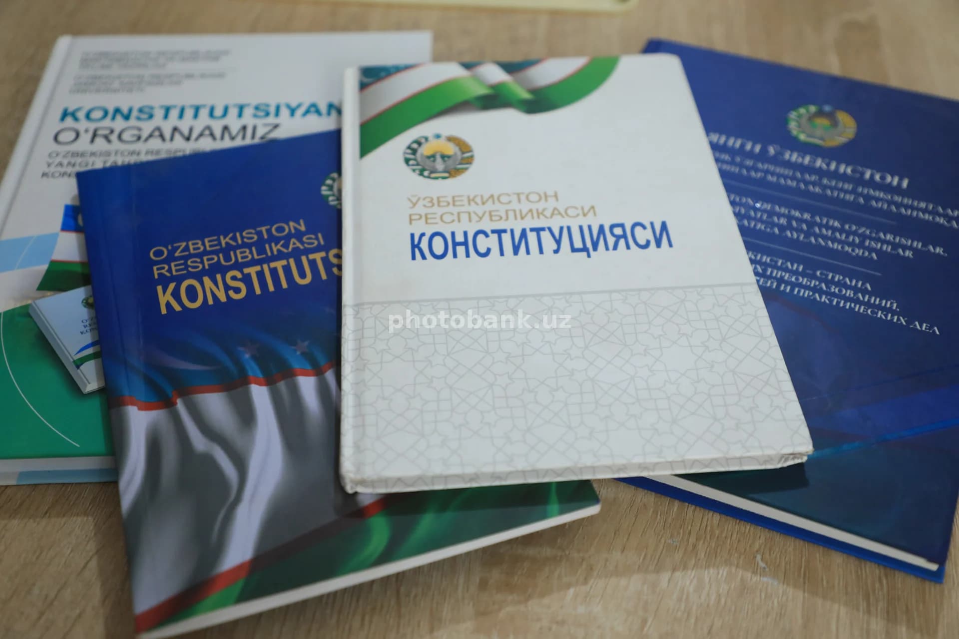 книги демонстрируют узбекскую конституцию