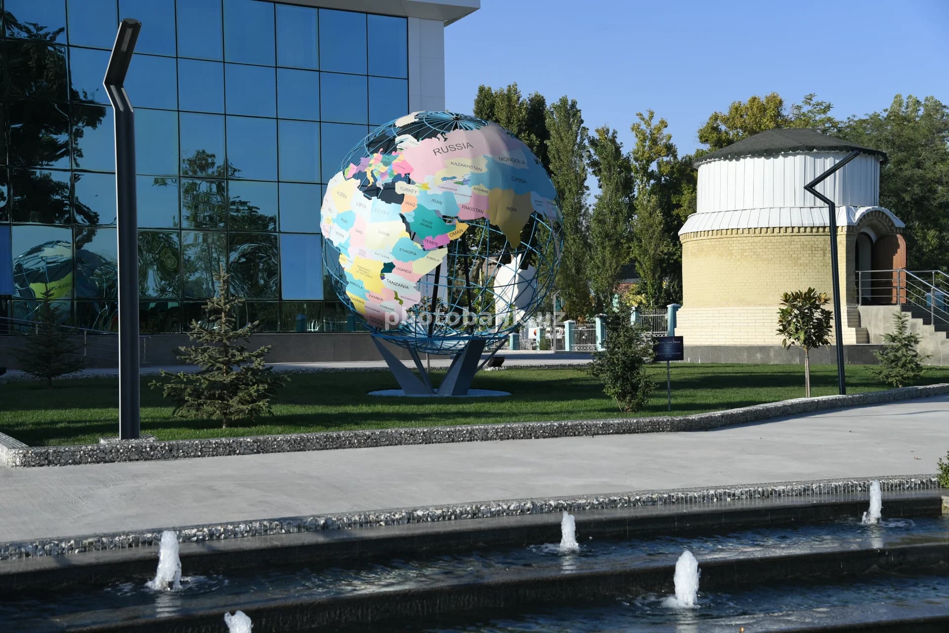 Ochiq havoda katta globus haykali turibdi