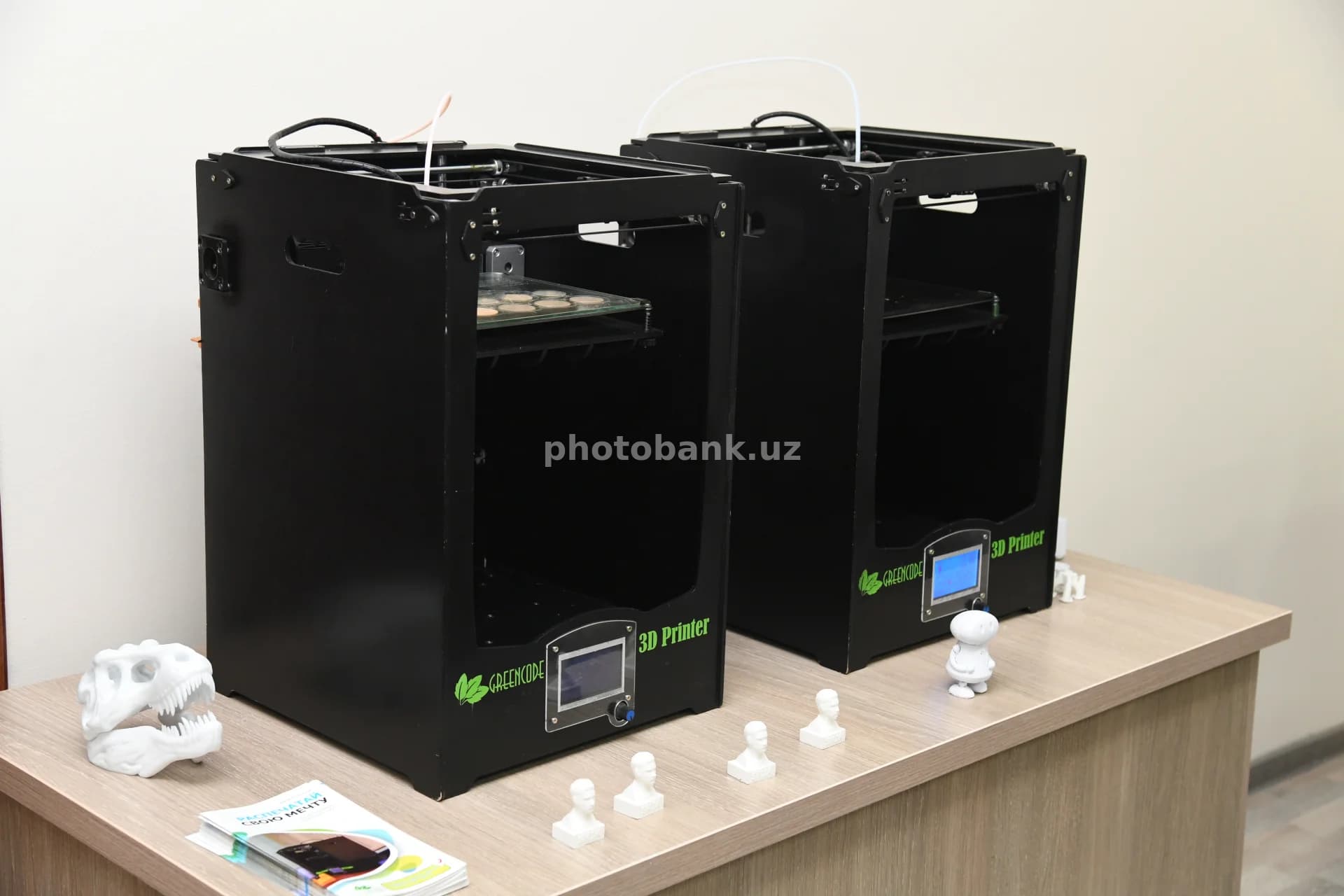 Ikkita qora 3D printer ishlamoqda