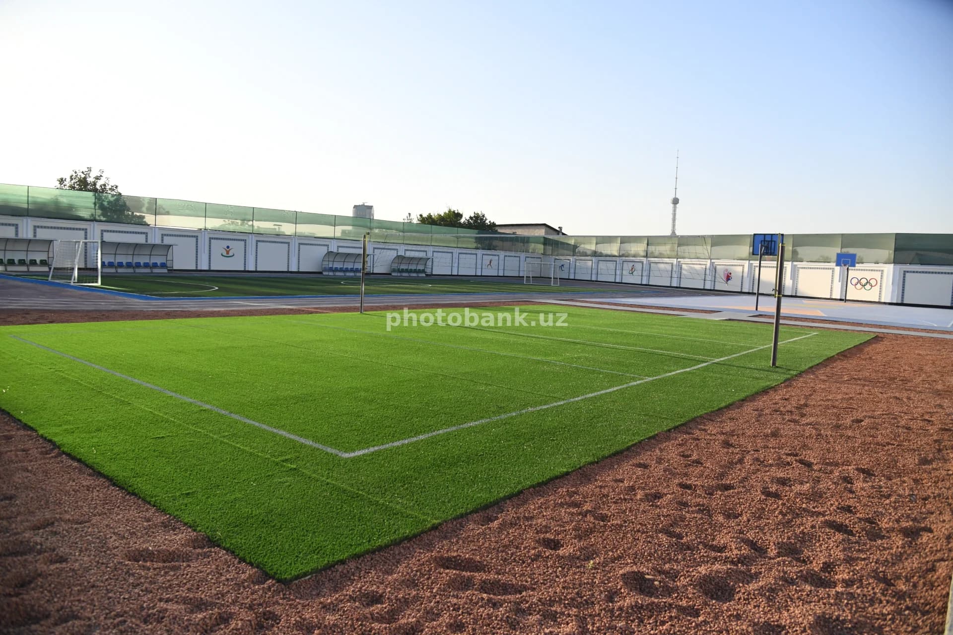Ochiq osmon ostidagi boʻsh sport maydoni