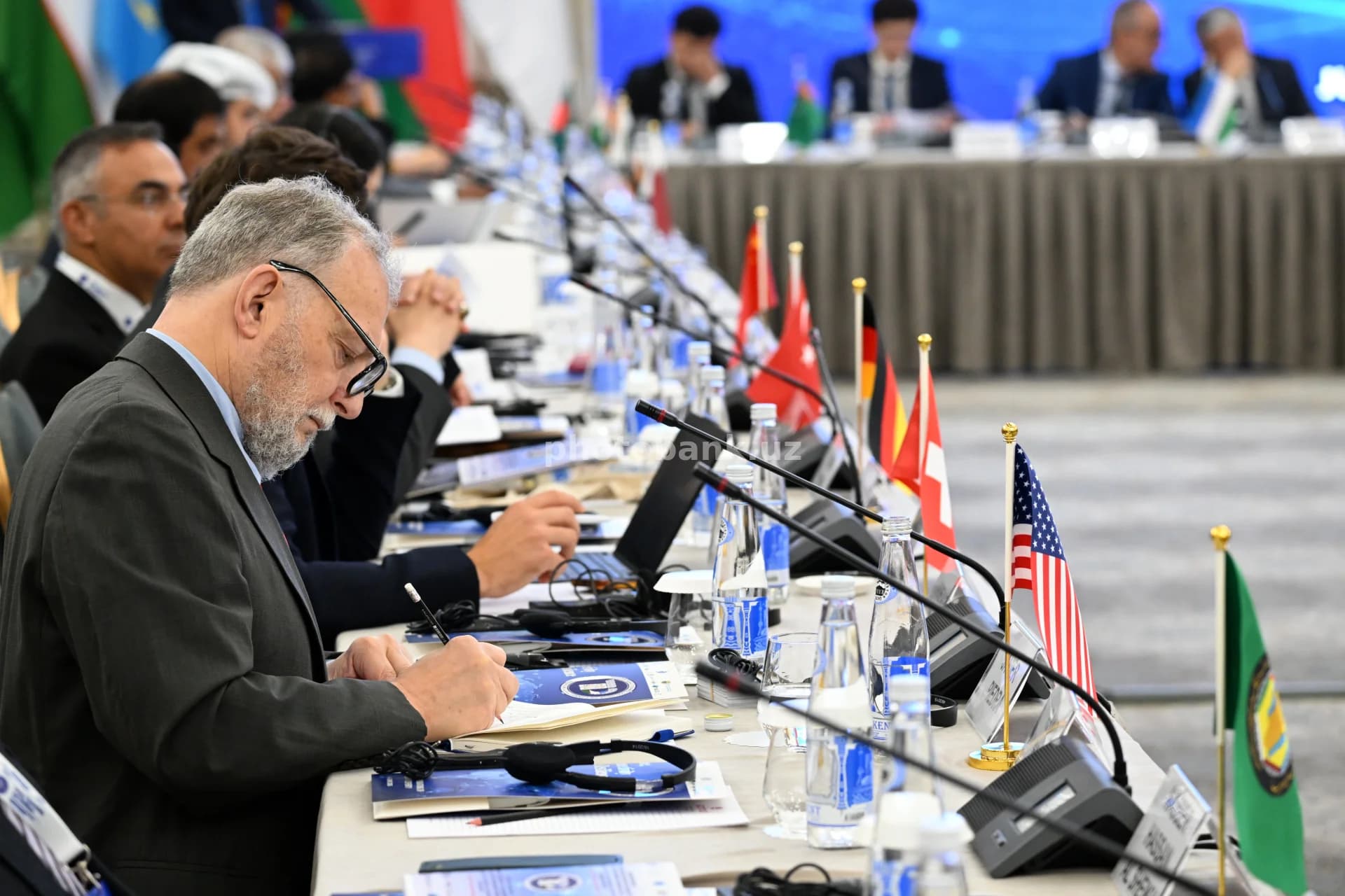 Delegatlar rasmiy xalqaro yigʻilishda ishtirok etadilar