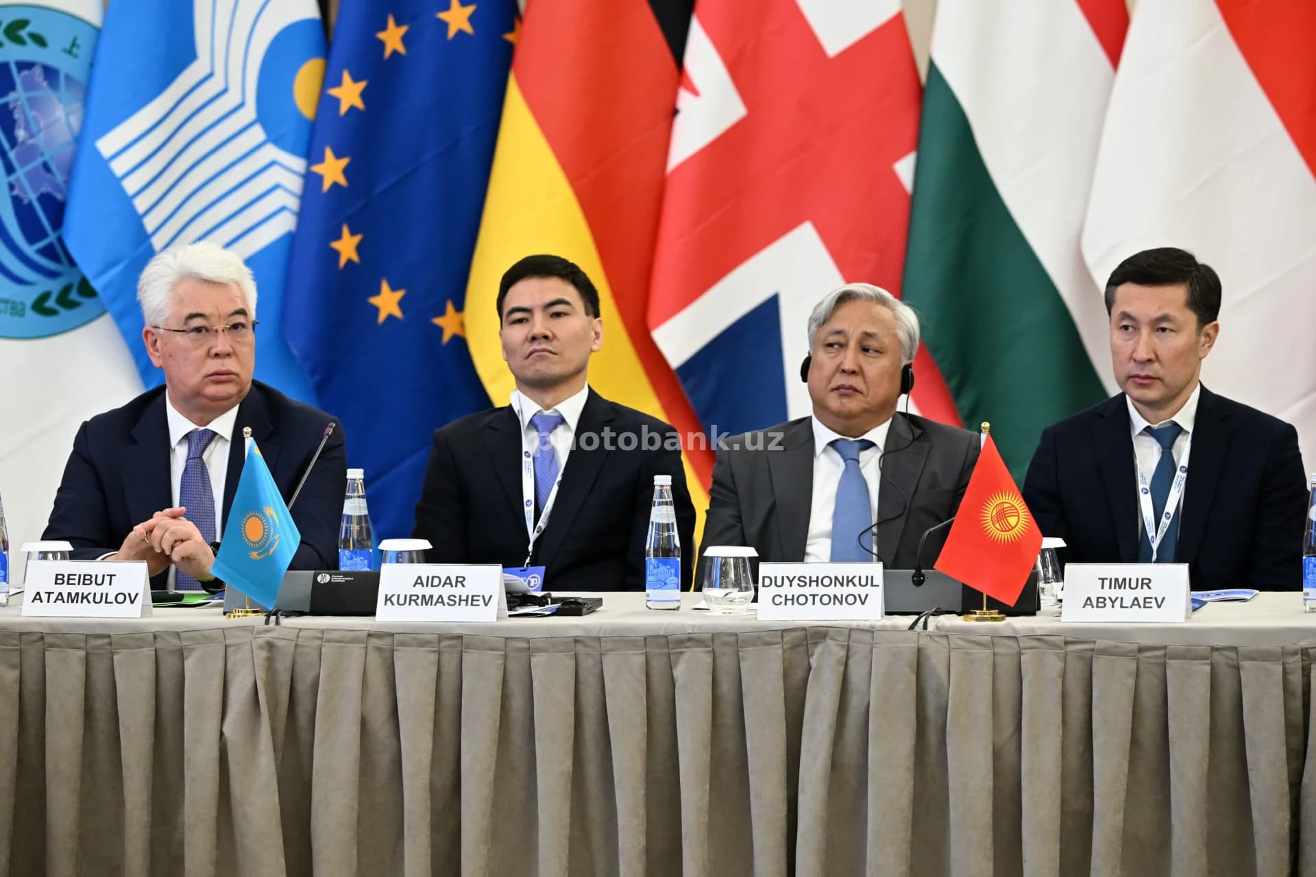 Delegatlar rasmiy xalqaro yigʻilishda ishtirok etadilar