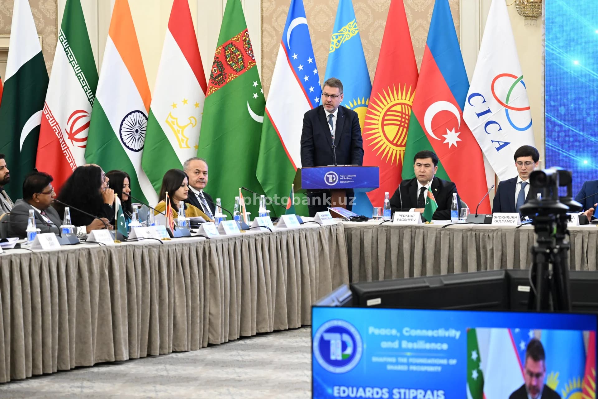 Rasmiy shaxs xalqaro konferensiyada nutq soʻzlaydi