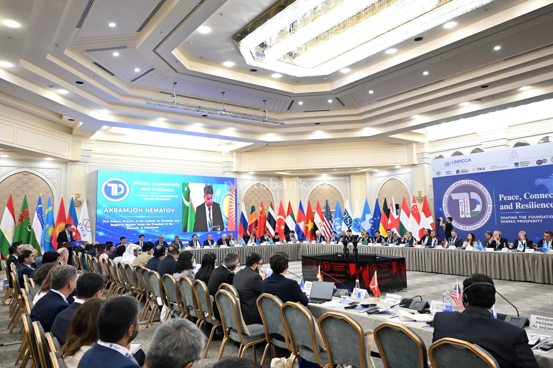 Delegatlar xalqaro konferensiya sessiyasida qatnashadilar