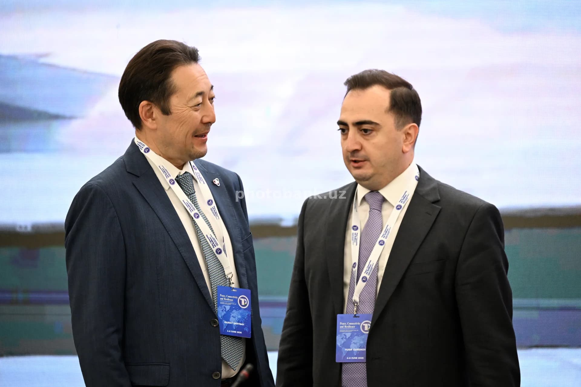 Ikki kishi konferensiyada muhokama qilmoqda