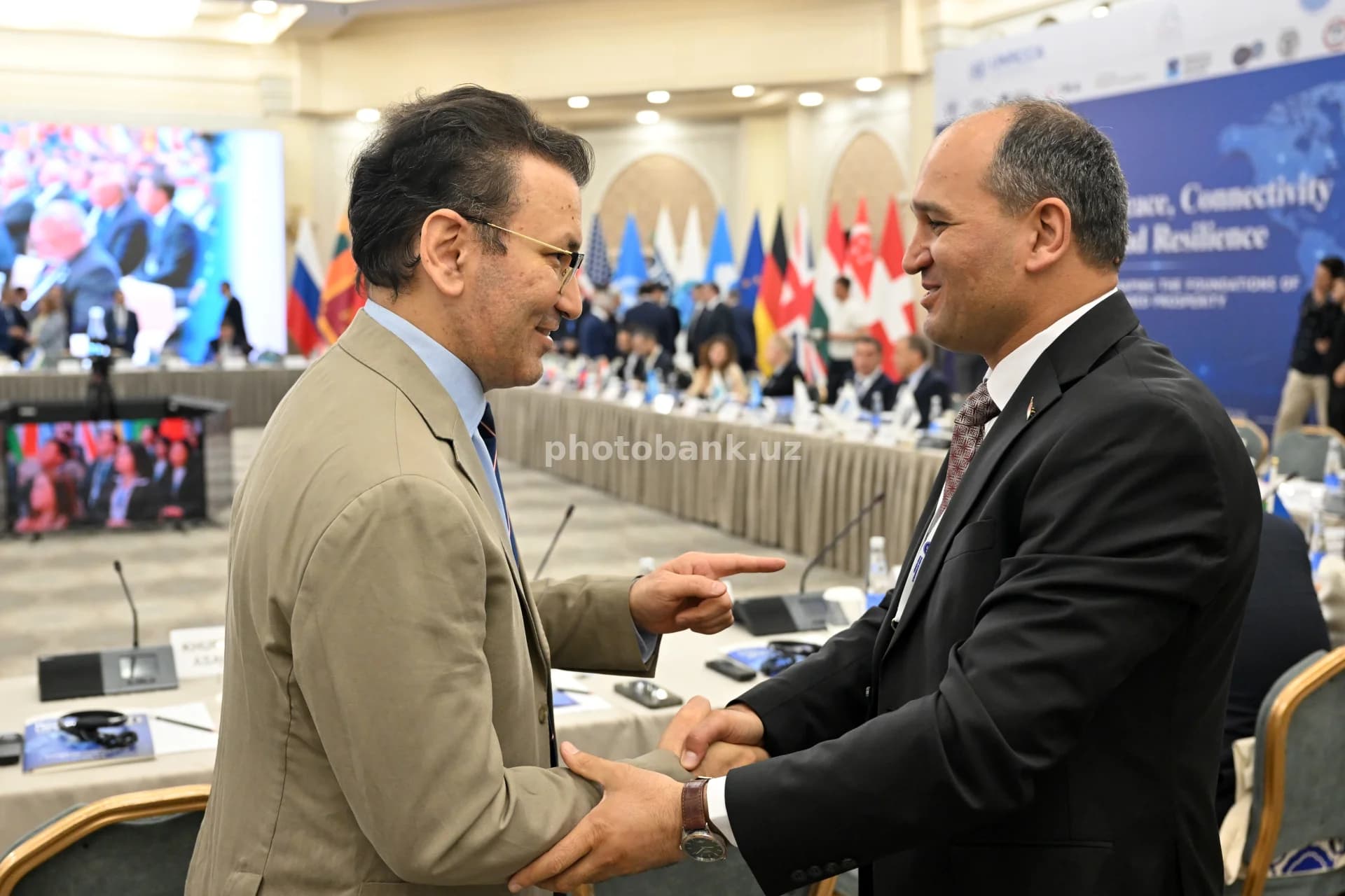 Delegatlar xalqaro konferensiyada ishtirok etishmoqda