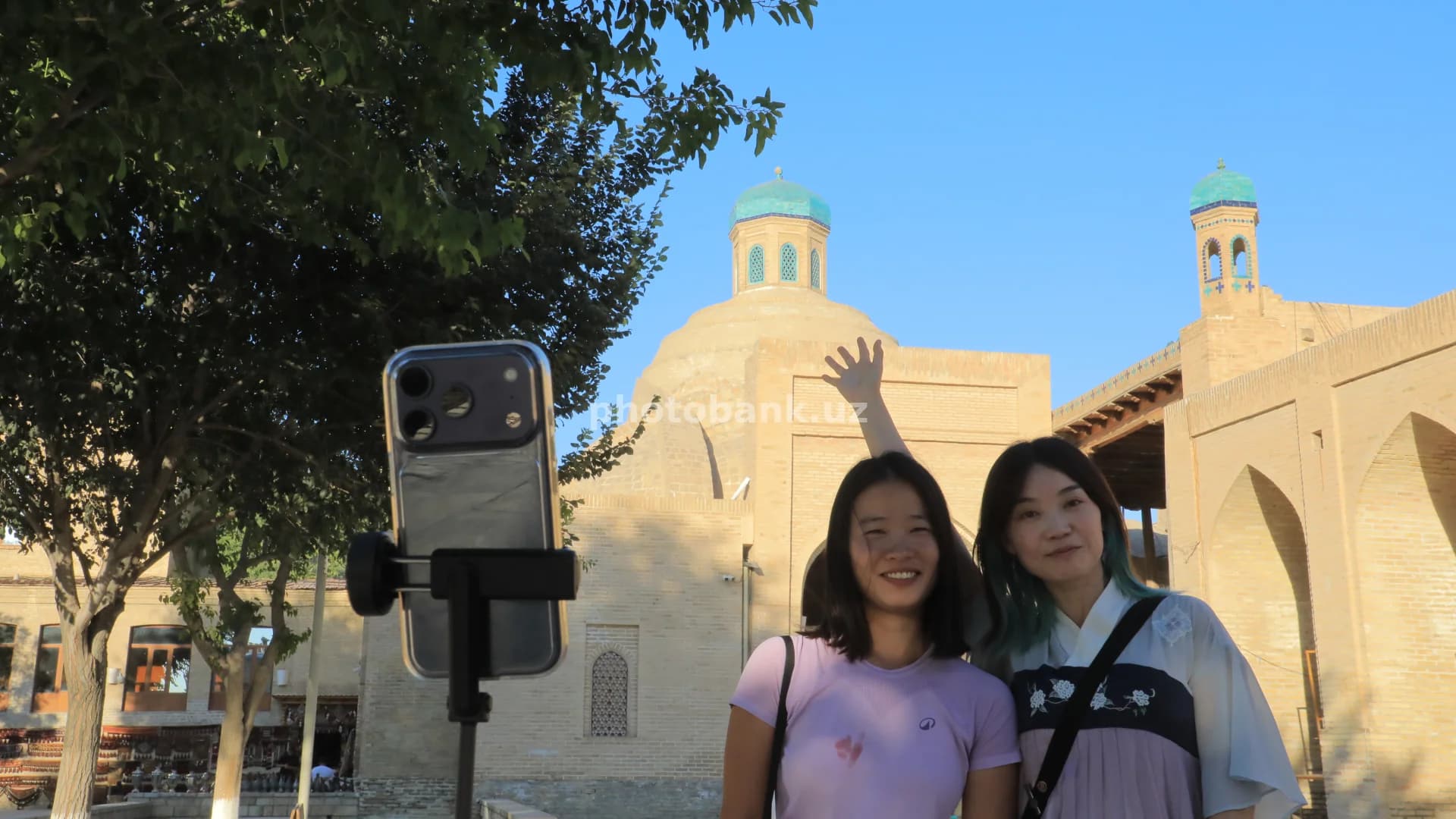 Ikki ayol selfi suratga tushmoqda