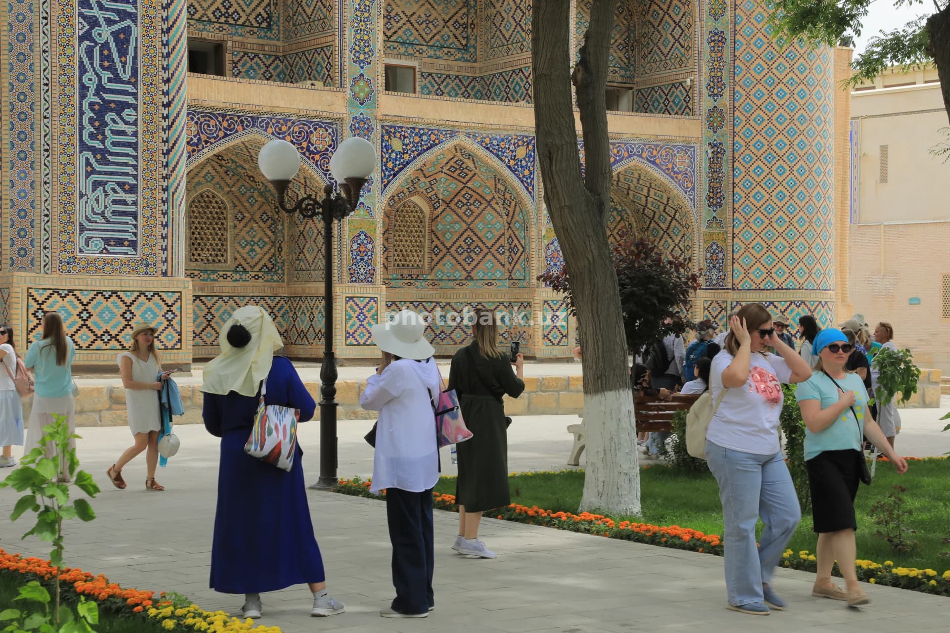 Tarixiy masjid majmuasiga tashrif buyuruvchi sayyohlar