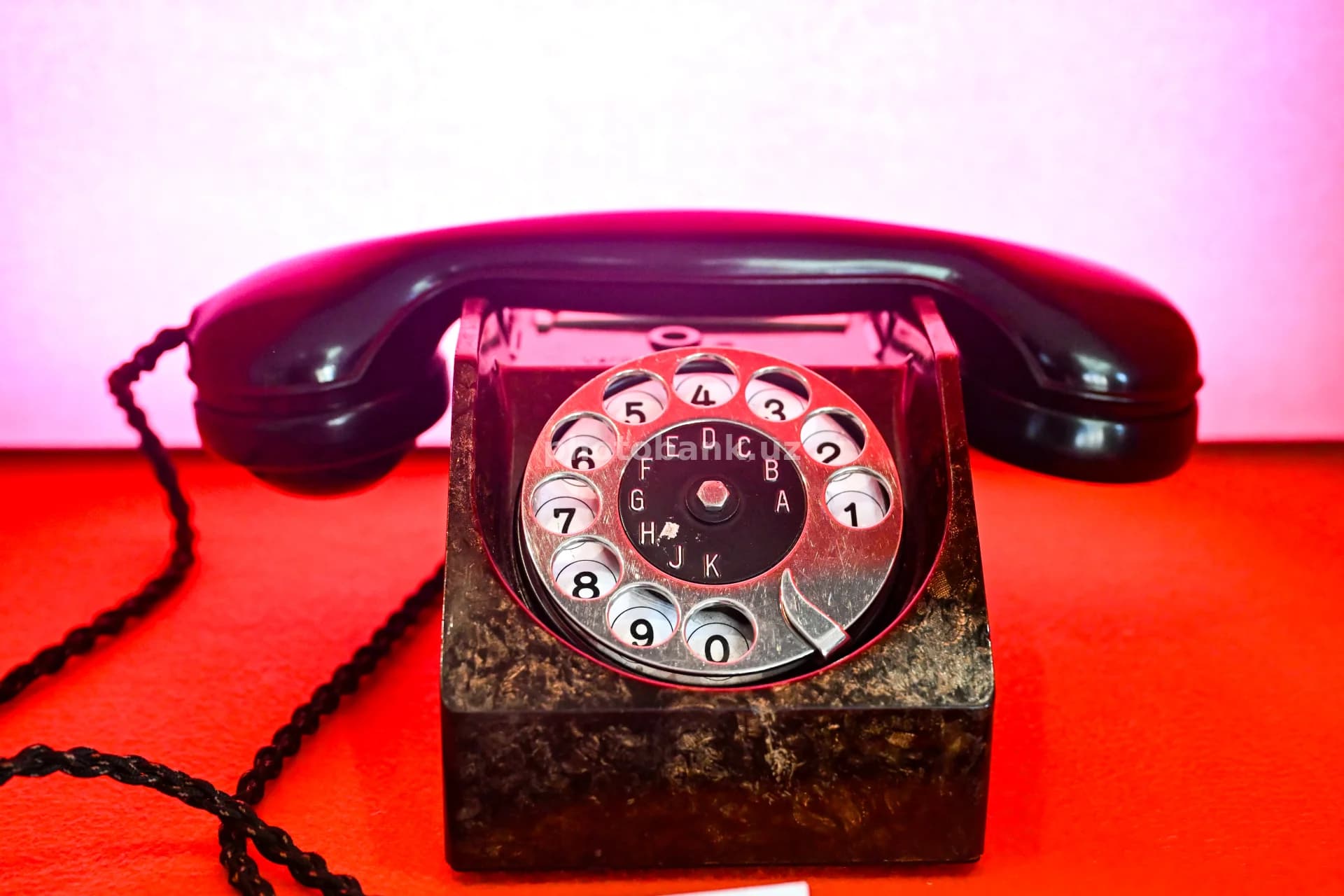 Eski aylanma telefon qoʻzgʻalmas holatda turadi