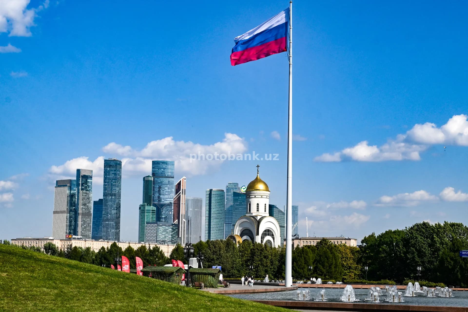 Shahar uzra hilpirab turgan Rossiya bayrogʻi