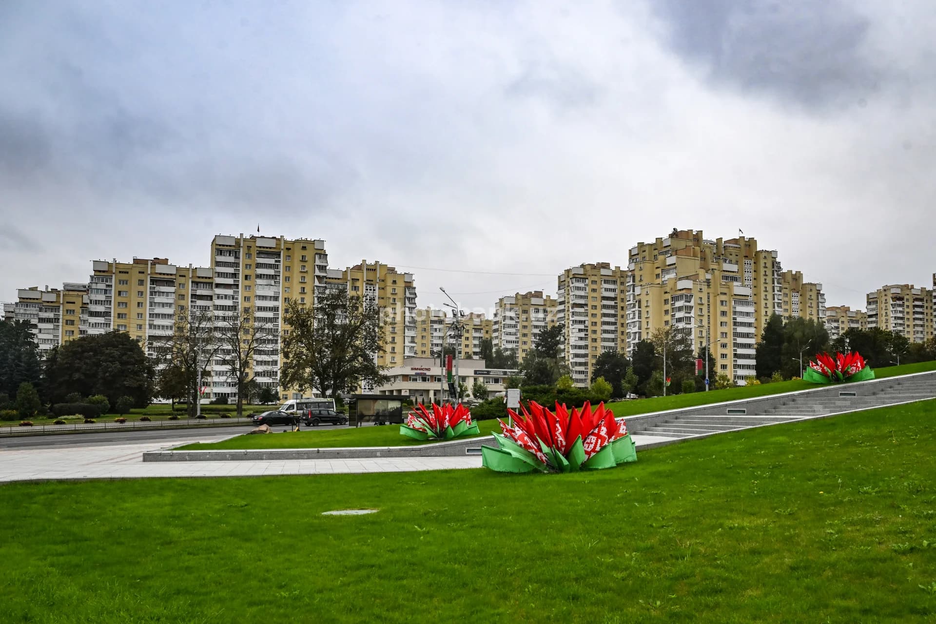 Флаги украшают городское зеленое пространство
