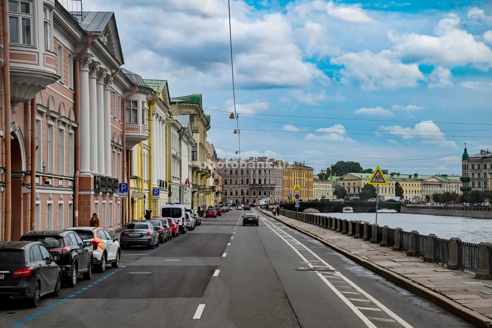 Машины едут по городской насыпи