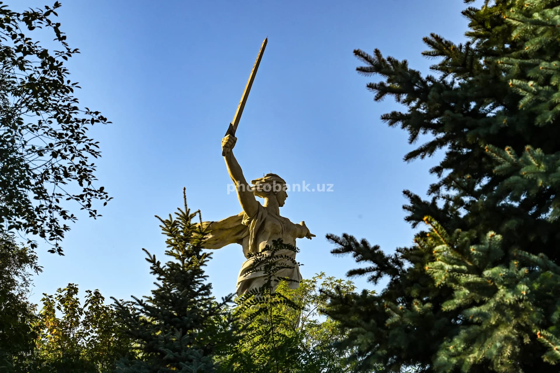 Katta haykal koʻtarilgan qilichni ushlab turibdi