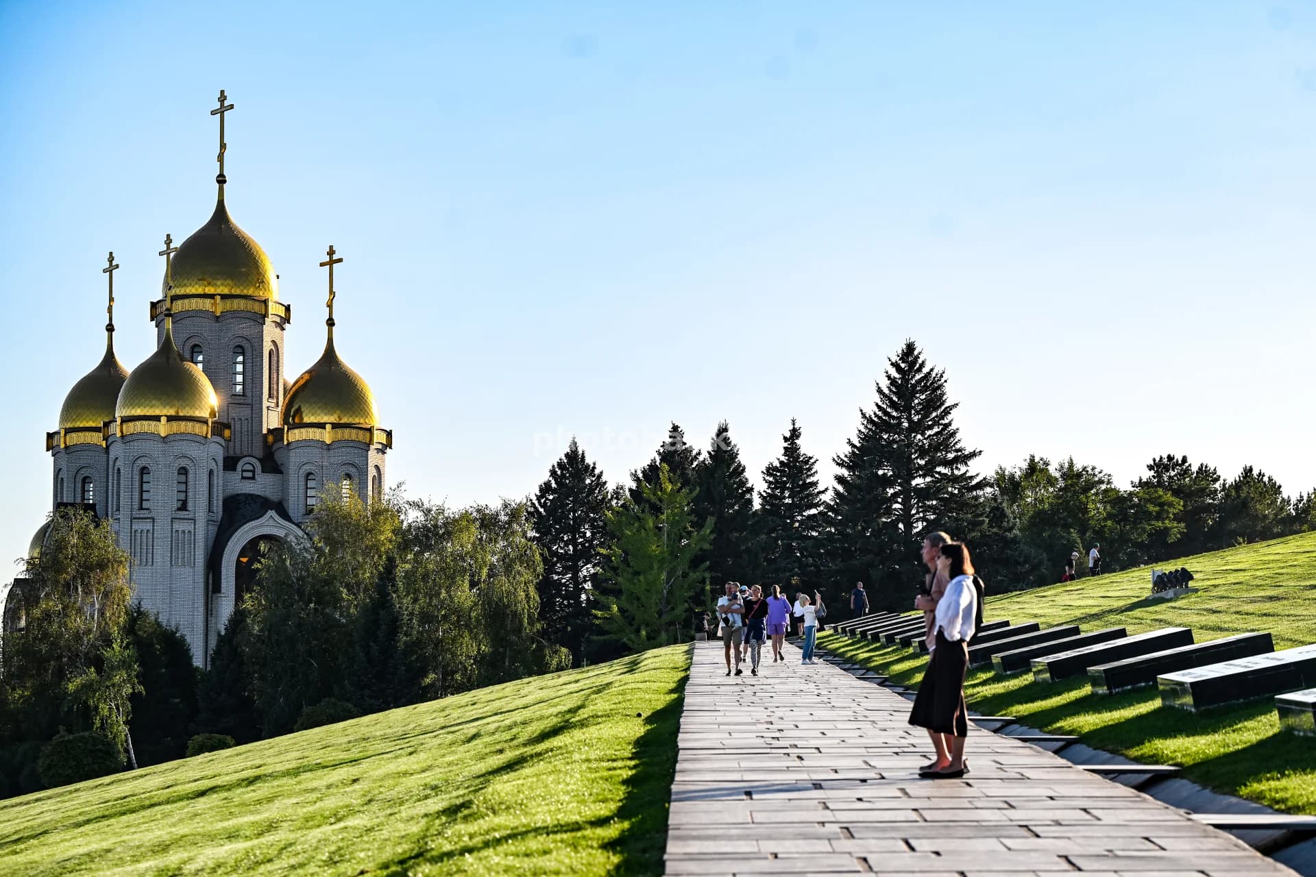Oltin cherkov yaqinida sayr qilayotgan odamlar