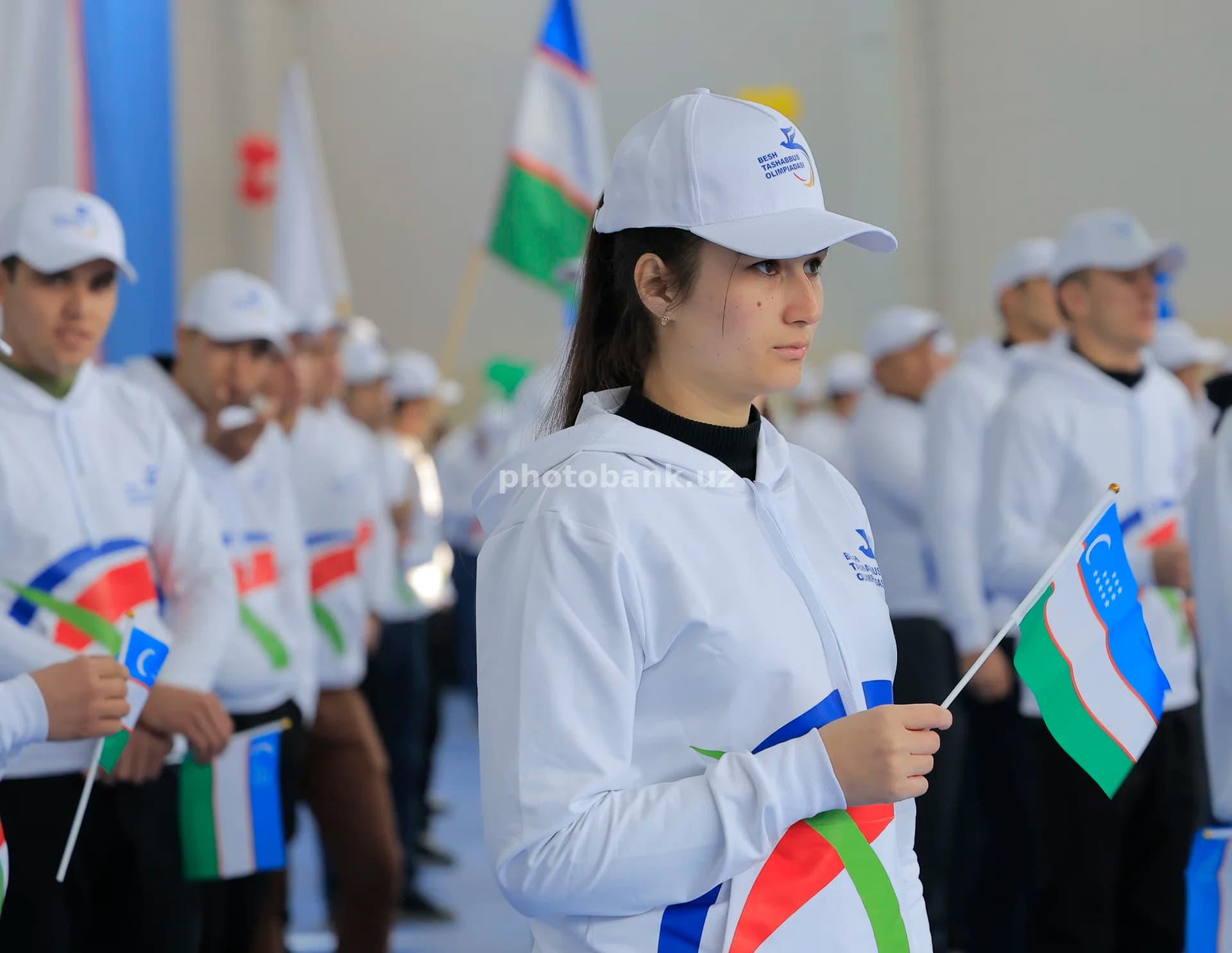 Молодые люди с государственными флагами