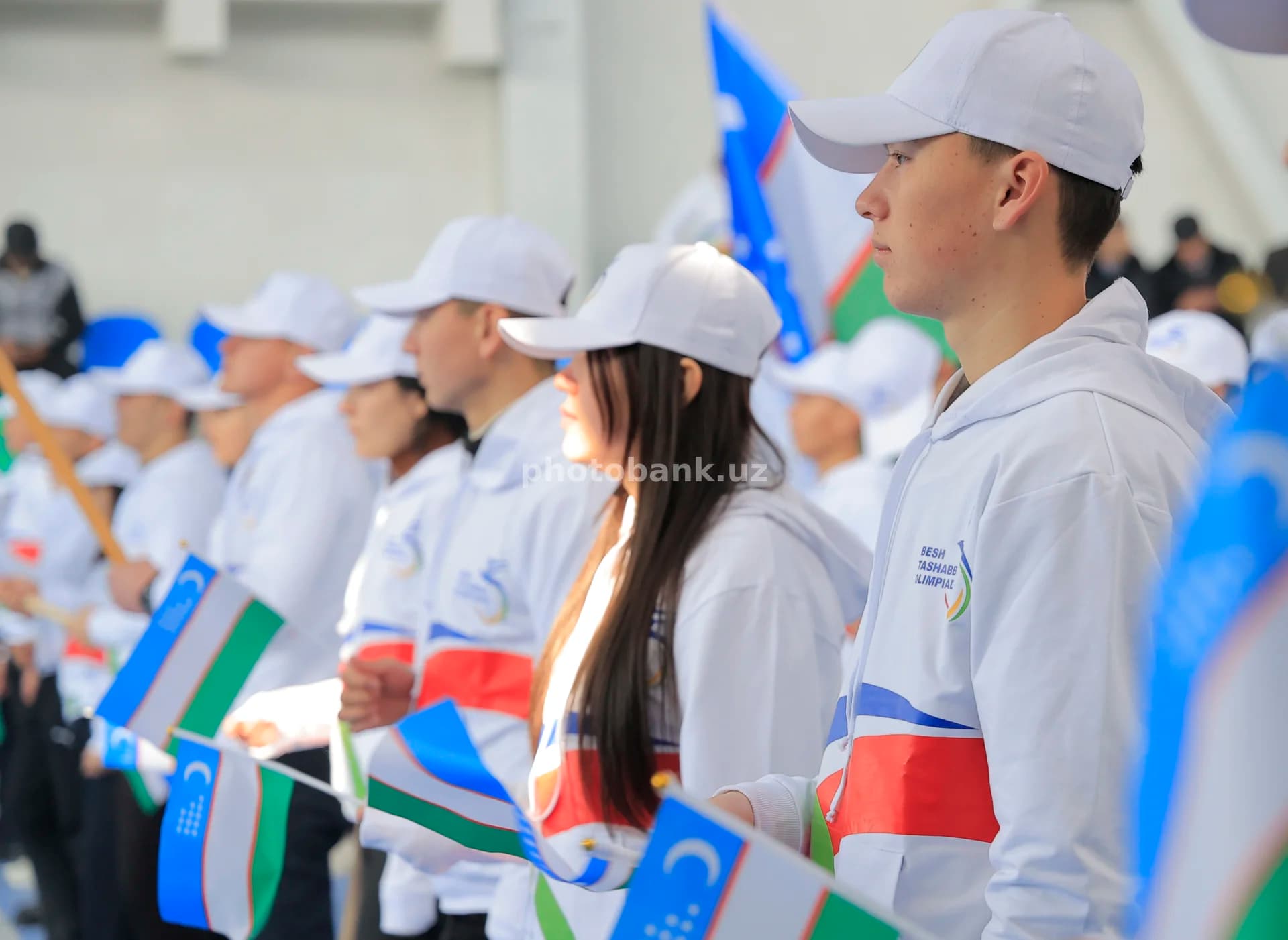 Молодые люди с государственными флагами