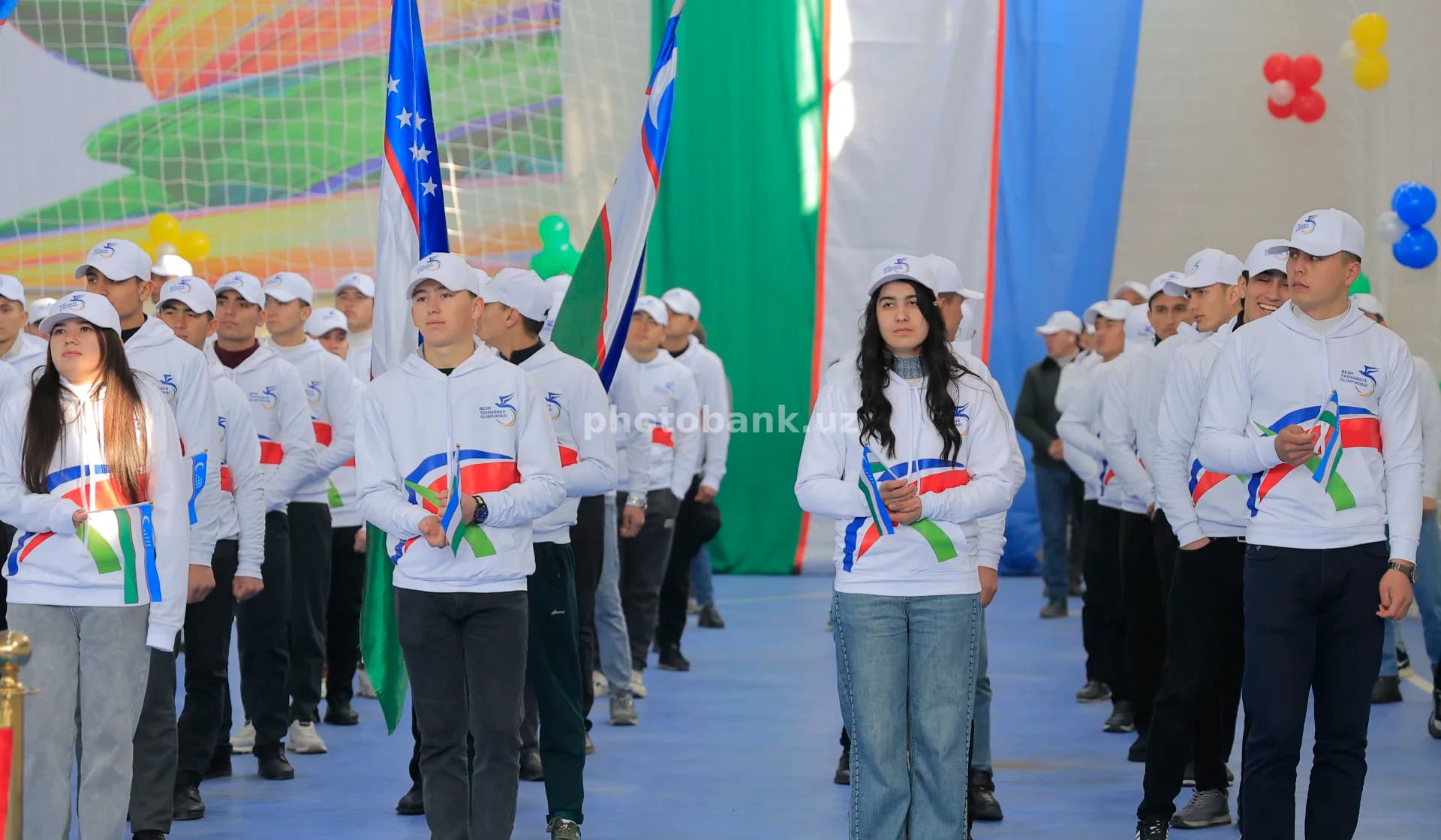 Молодые люди, участвующие в церемонии