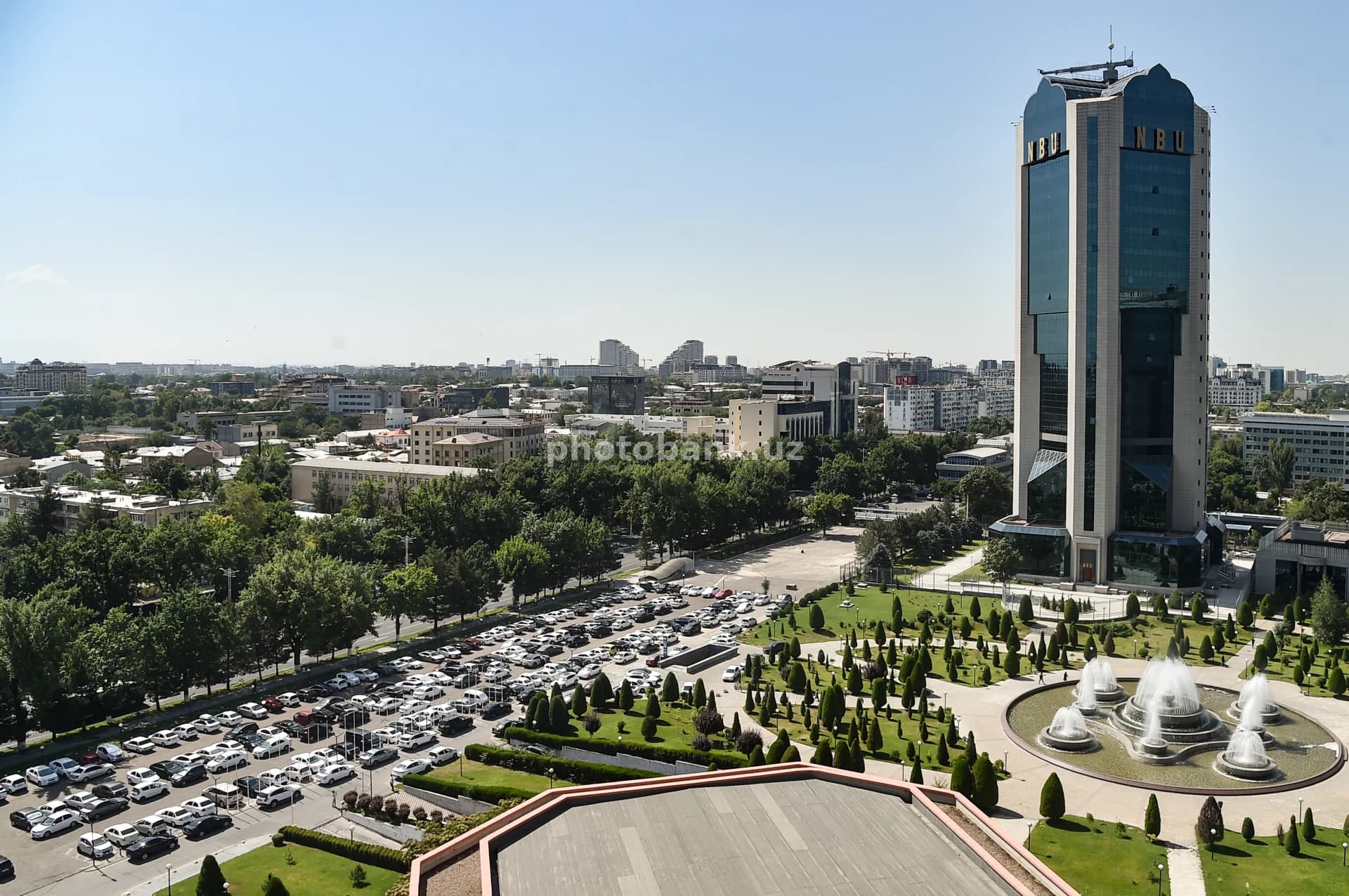Современные небоскребы над городом