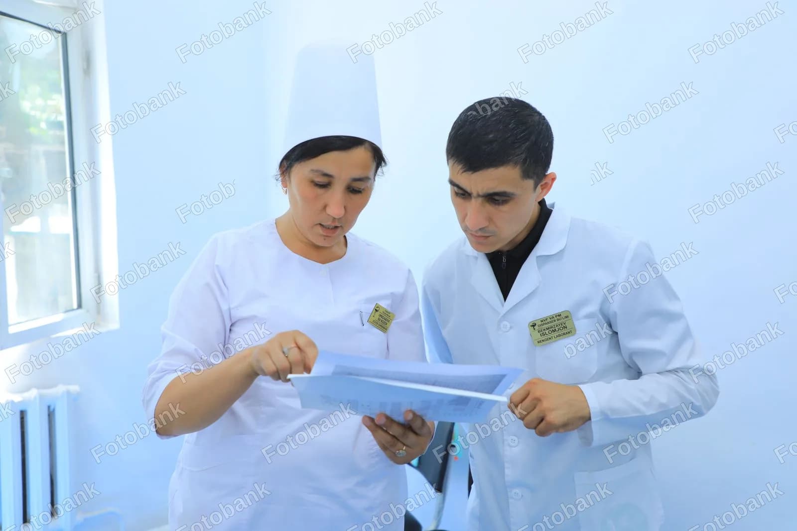 Klinik hujjatlar bilan tanishayotgan tibbiyot xodimlari