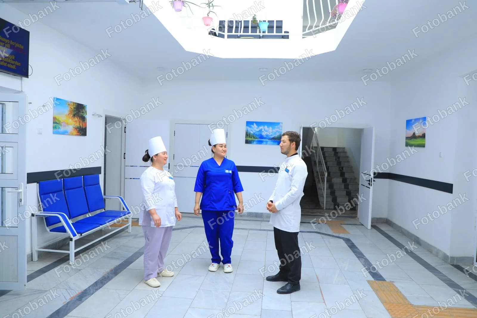 Tibbiyot xodimlari klinikada suhbatlashmoqda