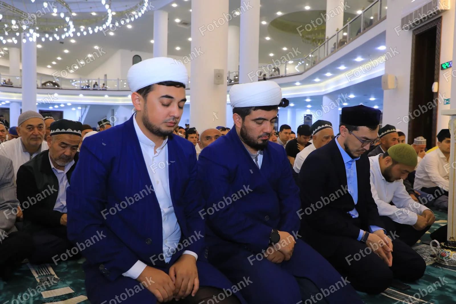 Zamonaviy masjid ichida namoz oʻqiyotgan erkaklar