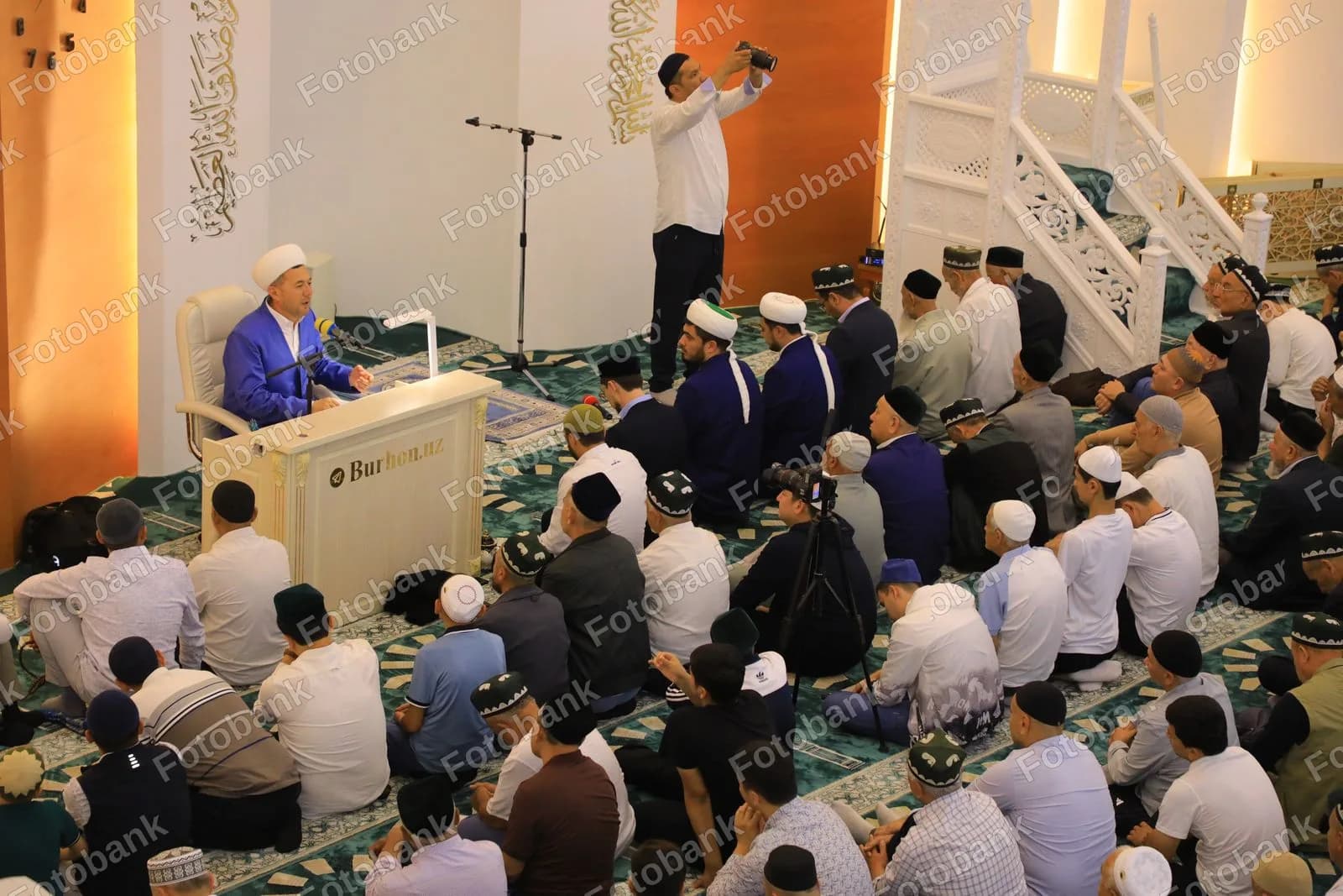 Diniy yetakchi auditoriya oldida nutq soʻzlamoqda