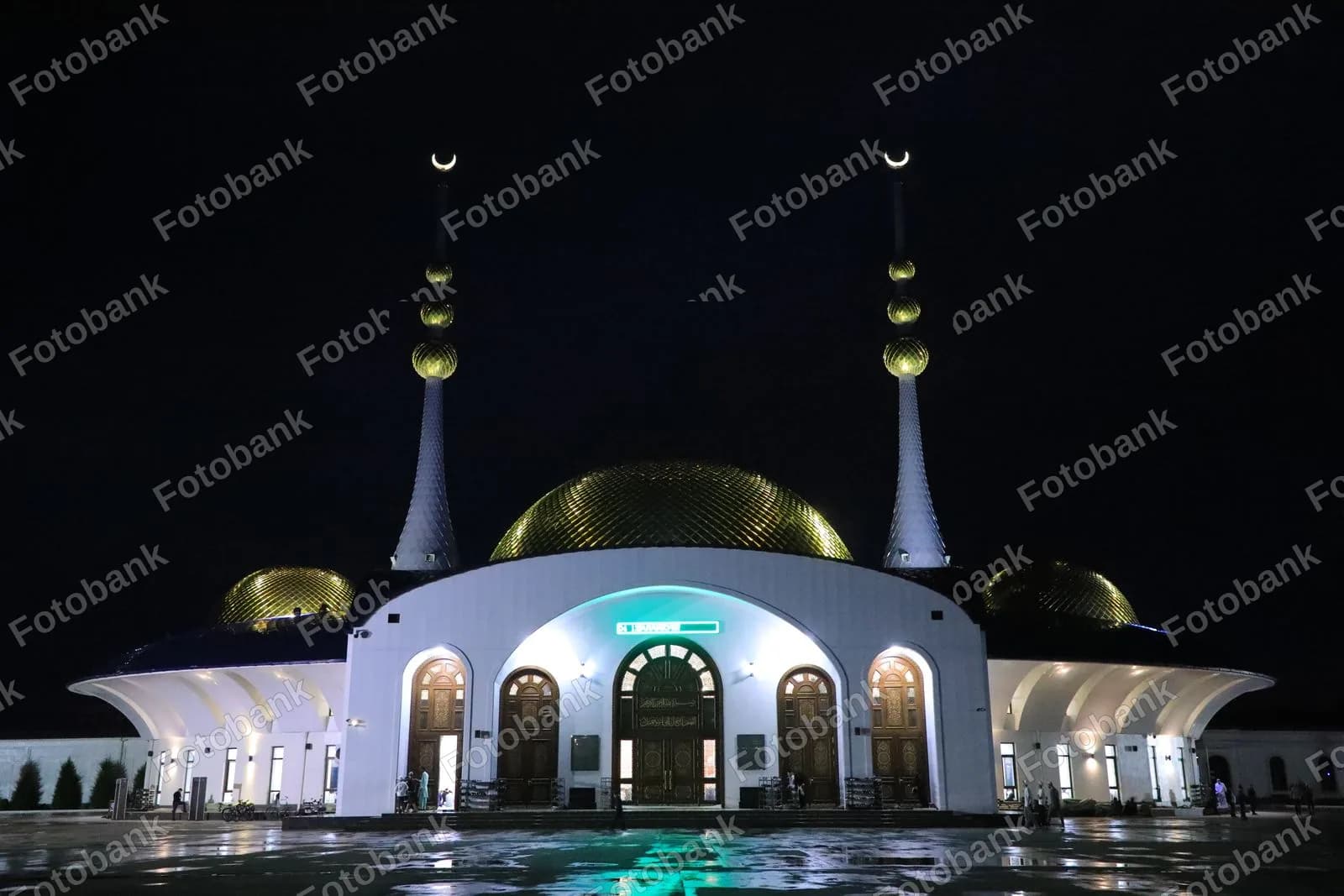 Tunda chiroqlar bilan yoritilgan masjid