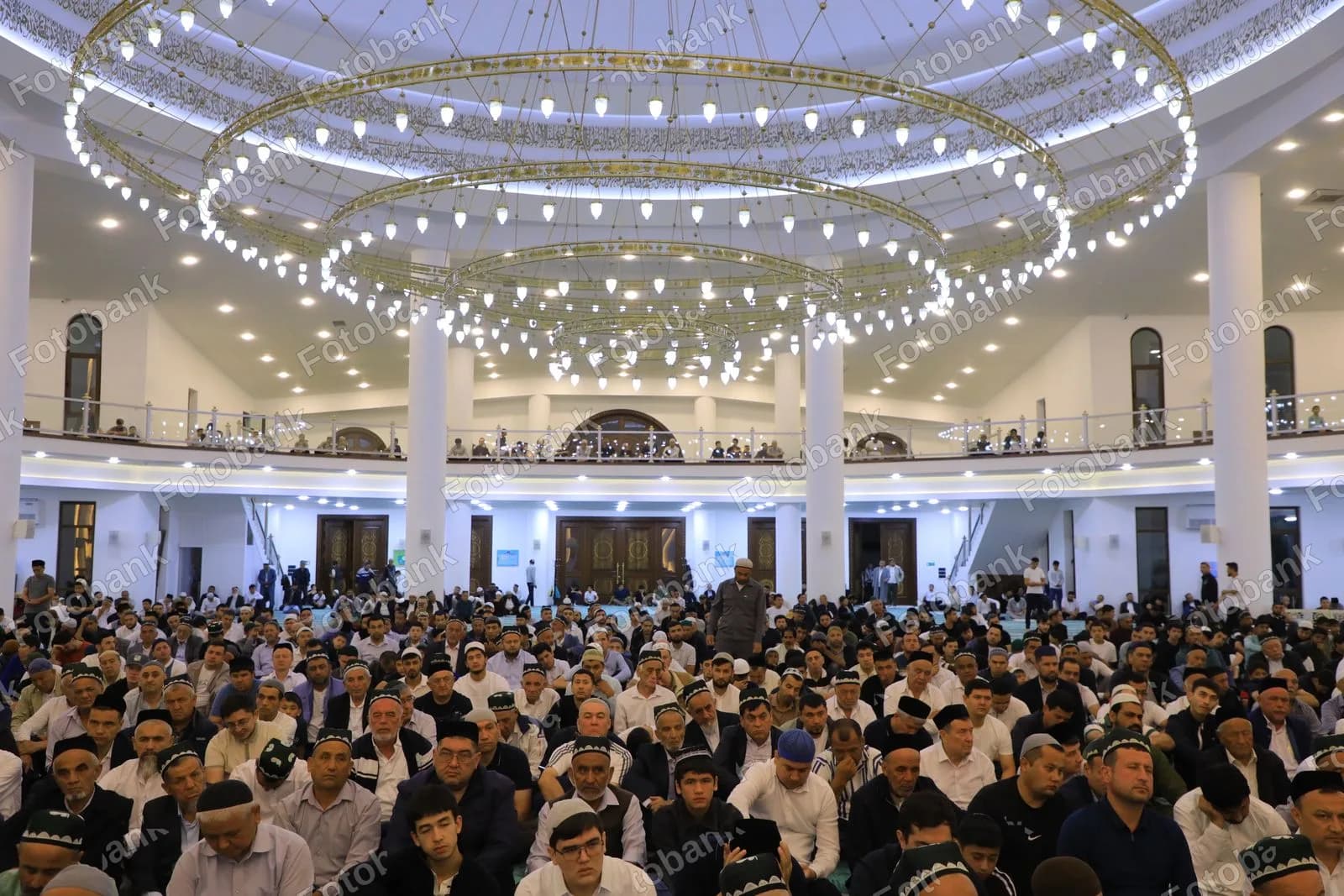 Erkaklar katta masjid ichida toʻplanishadi