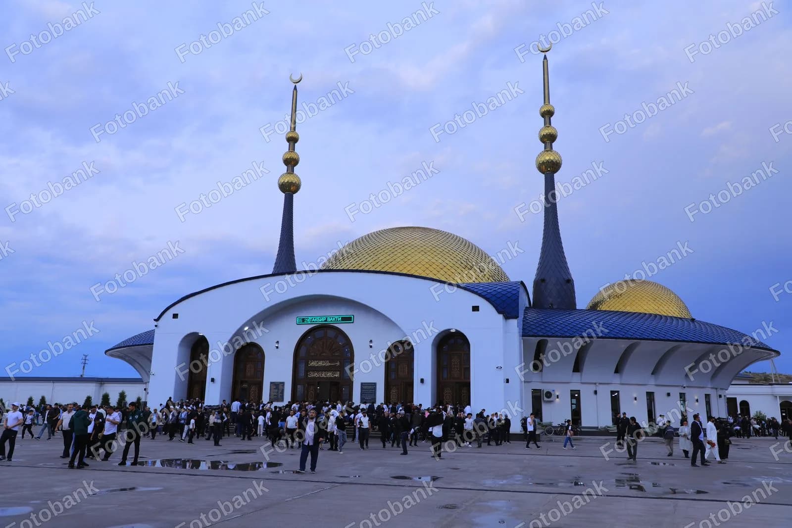 Odamlar zamonaviy masjid oldida toʻplanishadi