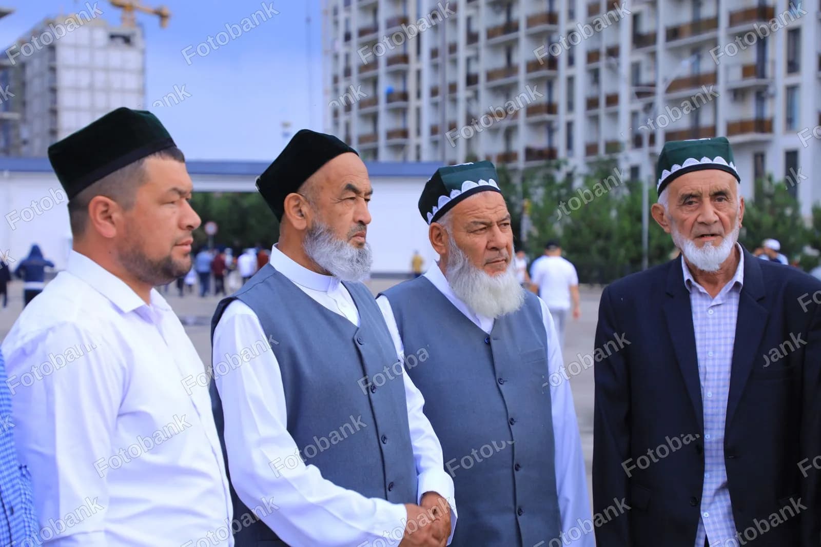 Ochiq havoda birga turgan toʻrt erkak