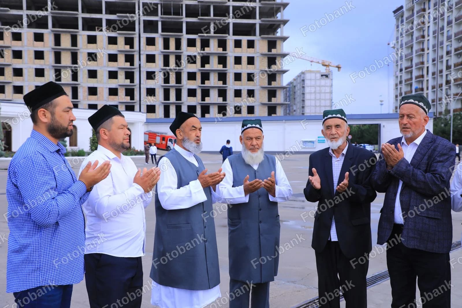 Erkaklar jamoat joyida namoz oʻqiydilar.