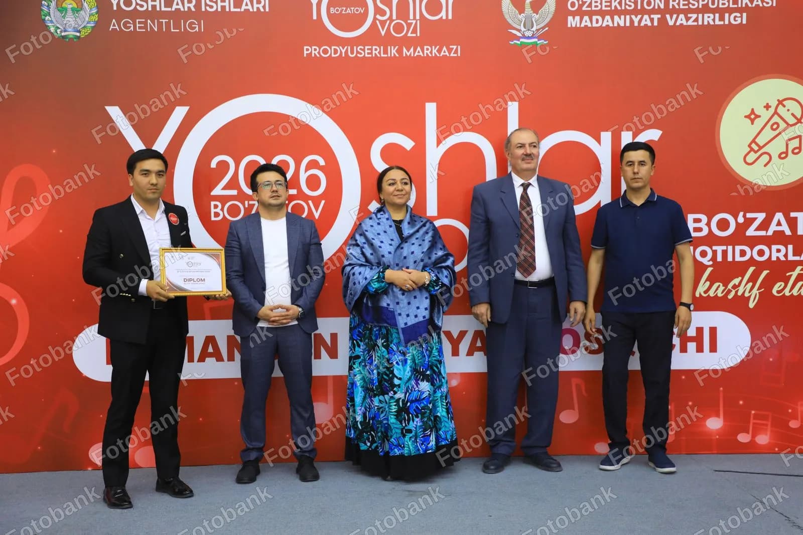 Marosimda mukofotni topshiruvchi mansabdor shaxslar