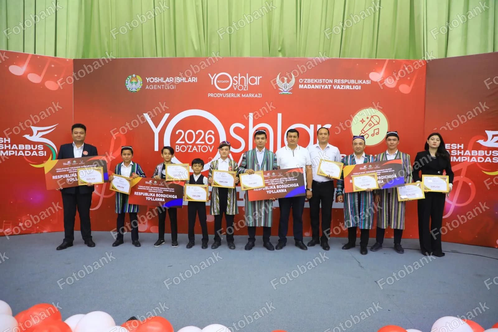Yoshlar marosimda mukofotlarni qabul qilishmoqda