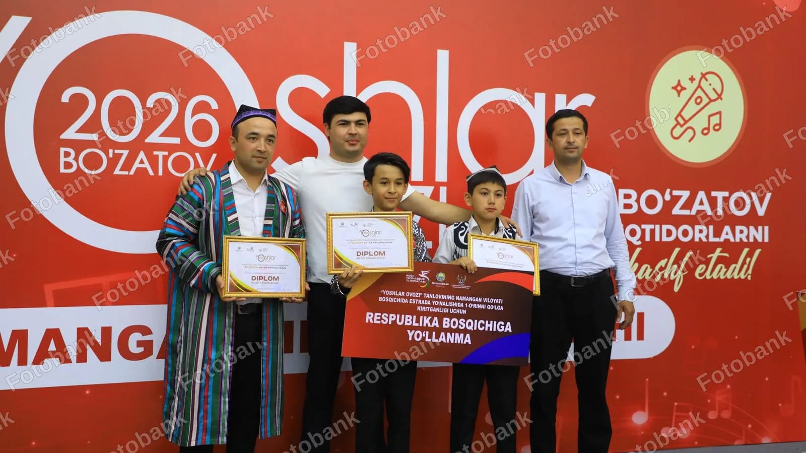 Gʻoliblar marosimda mukofotlarni qabul qilishmoqda