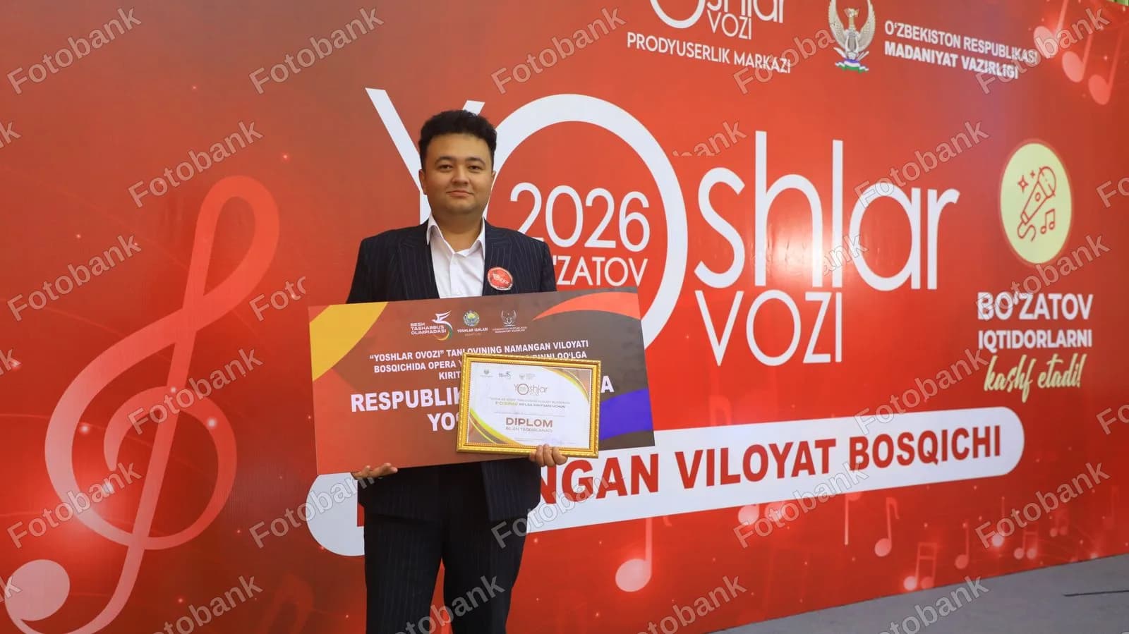 Yosh yigit sertifikat qabul qilmoqda