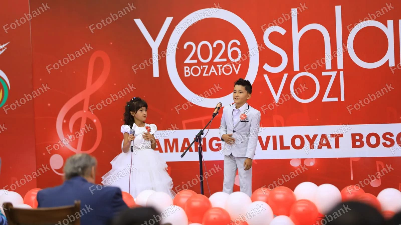 Bolalar sahnada birgalikda chiqish qilmoqda