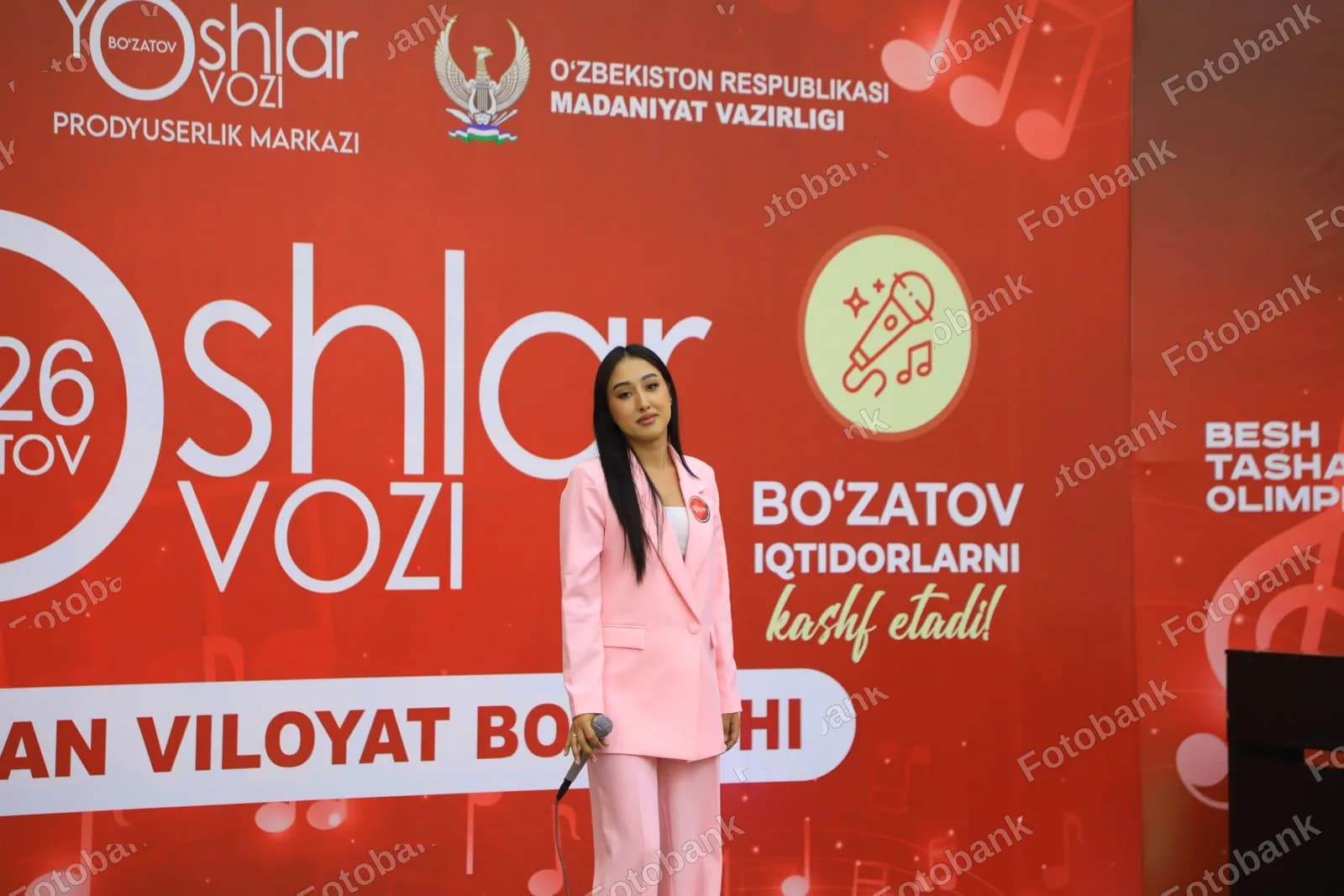 yosh ayol madaniy tadbir oʻtkazmoqda