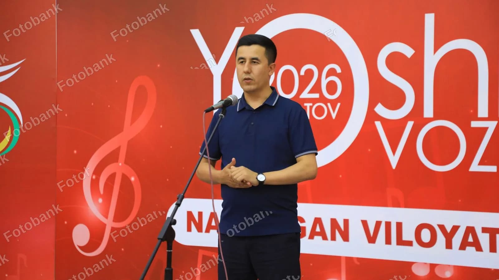 Ommaviy tadbirda nutq soʻzlayotgan erkak